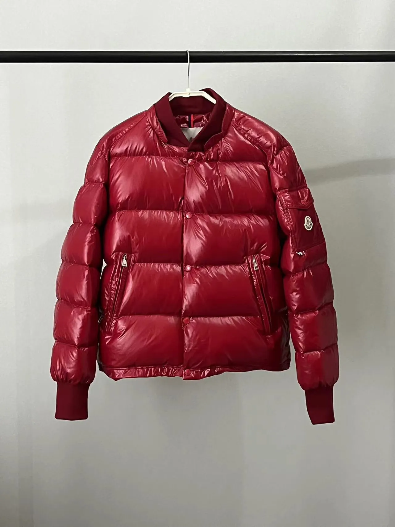 P920 🆕❤️2️⃣0️⃣2️⃣4️⃣🆕MONCLER, the latest winter model for couples, is on sale simultaneously on the official website! This down jacket has a great sense of design and looks, and you can buy it directly with quality control. It’s a high-end product that you can’t go wrong with! Simple and elegant design~Classic flap pocket design on the sleeves and arms~The overall design makes this dress unique! It is made of imported high-tech fabrics and is filled with white duck down. The texture and shape of the fabric are exquisite. You can feel its powerful aura through the detailed pictures. It also has superior handsomeness and thermal performance, making it easy to wear in various occasions! With polythermal insulation, you don’t have to worry about a little chill! It shows off the style and is also very warm at the same time (hat 🉑removable)~ Color: Black Red Gray Size: 1-2-3-4-5 (M~3XL)