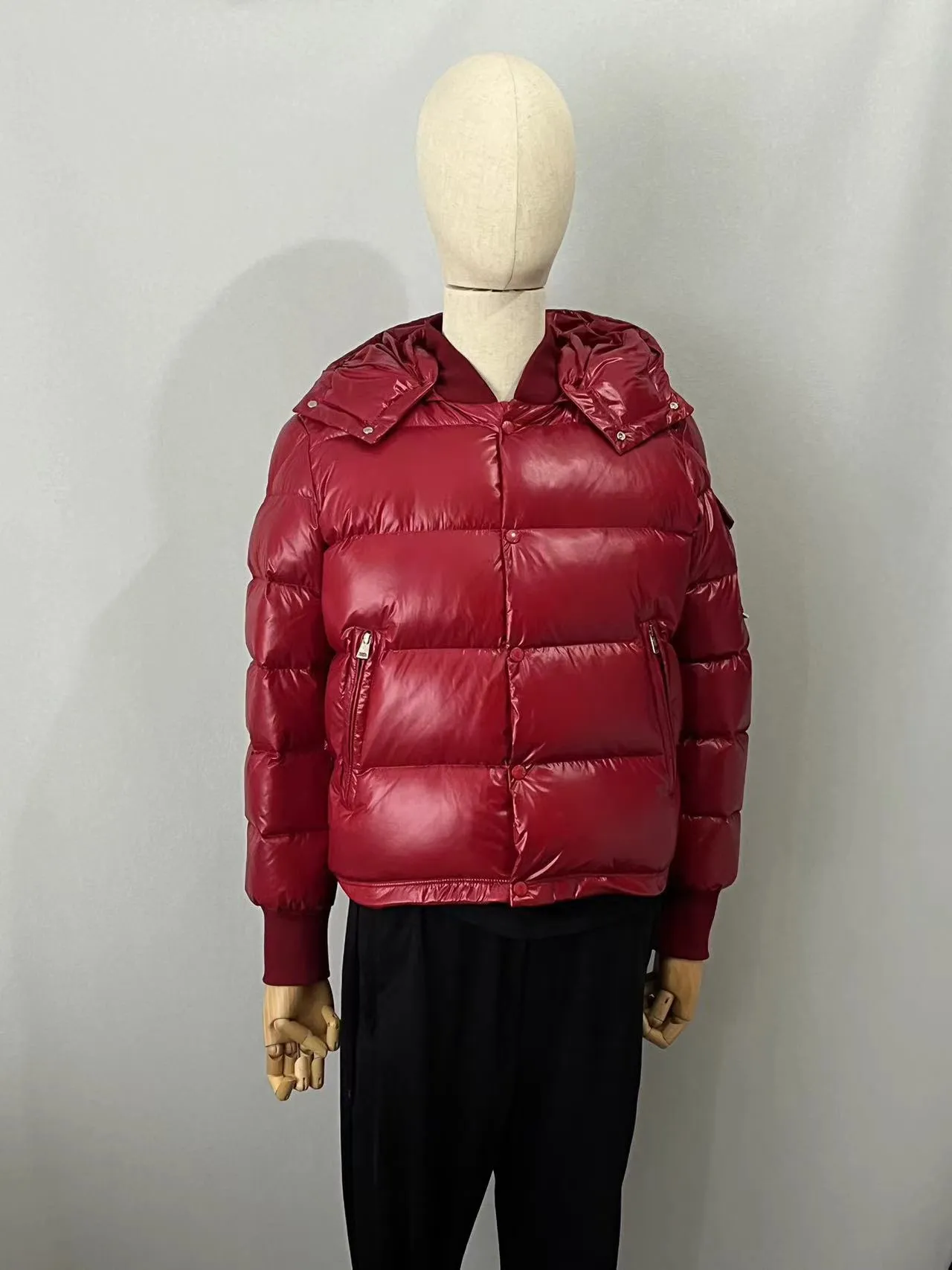 P920 🆕❤️2️⃣0️⃣2️⃣4️⃣🆕MONCLER, the latest winter model for couples, is on sale simultaneously on the official website! This down jacket has a great sense of design and looks, and you can buy it directly with quality control. It’s a high-end product that you can’t go wrong with! Simple and elegant design~Classic flap pocket design on the sleeves and arms~The overall design makes this dress unique! It is made of imported high-tech fabrics and is filled with white duck down. The texture and shape of the fabric are exquisite. You can feel its powerful aura through the detailed pictures. It also has superior handsomeness and thermal performance, making it easy to wear in various occasions! With polythermal insulation, you don’t have to worry about a little chill! It shows off the style and is also very warm at the same time (hat 🉑removable)~ Color: Black Red Gray Size: 1-2-3-4-5 (M~3XL)