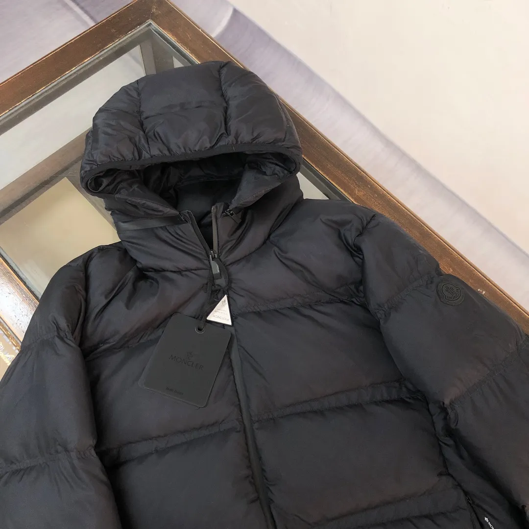 P860 🆕🆕🆕🔥The latest short down jacket from Moncler Masac men's official website. New product shipment ✅A must-have item for fabric control. 2024 new technical fabrics. Extremely lightweight ⭕️ The Masac men's short down jacket is made of protective materials and decorated with geometric quilting, which is lightweight and warm. The Masac men's down jacket combines cutting-edge fabrics with innovative details. Short design made from lightweight, fine-grained tear-resistant functional fabric for durability and practicality. Lightweight and warm, it's finished with gusseted quilting. Comes with 🉑removable hood. Made of ripstop fabric with a fine soft ripstop lining, down filling, two-way zipper closure, zippered pockets, and elasticated cuffs and hem! Hurry up and place your order👏👏Available from stock! Color: black light blue Size: 1-2-3-4-5 (M～3xl)