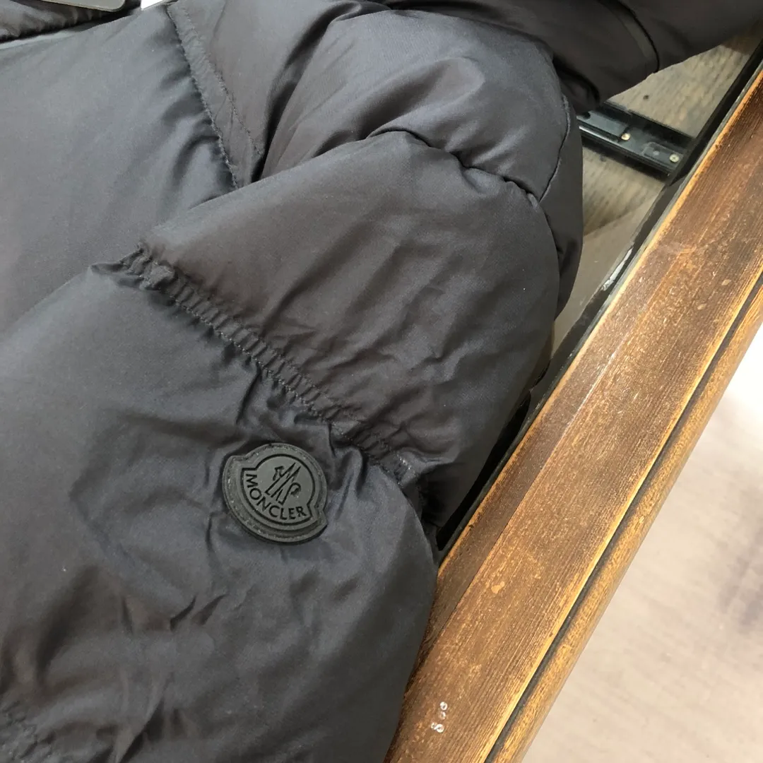 P860 🆕🆕🆕🔥The latest short down jacket from Moncler Masac men's official website. New product shipment ✅A must-have item for fabric control. 2024 new technical fabrics. Extremely lightweight ⭕️ The Masac men's short down jacket is made of protective materials and decorated with geometric quilting, which is lightweight and warm. The Masac men's down jacket combines cutting-edge fabrics with innovative details. Short design made from lightweight, fine-grained tear-resistant functional fabric for durability and practicality. Lightweight and warm, it's finished with gusseted quilting. Comes with 🉑removable hood. Made of ripstop fabric with a fine soft ripstop lining, down filling, two-way zipper closure, zippered pockets, and elasticated cuffs and hem! Hurry up and place your order👏👏Available from stock! Color: black light blue Size: 1-2-3-4-5 (M～3xl)