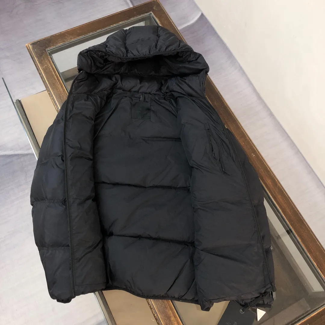 P860 🆕🆕🆕🔥The latest short down jacket from Moncler Masac men's official website. New product shipment ✅A must-have item for fabric control. 2024 new technical fabrics. Extremely lightweight ⭕️ The Masac men's short down jacket is made of protective materials and decorated with geometric quilting, which is lightweight and warm. The Masac men's down jacket combines cutting-edge fabrics with innovative details. Short design made from lightweight, fine-grained tear-resistant functional fabric for durability and practicality. Lightweight and warm, it's finished with gusseted quilting. Comes with 🉑removable hood. Made of ripstop fabric with a fine soft ripstop lining, down filling, two-way zipper closure, zippered pockets, and elasticated cuffs and hem! Hurry up and place your order👏👏Available from stock! Color: black light blue Size: 1-2-3-4-5 (M～3xl)