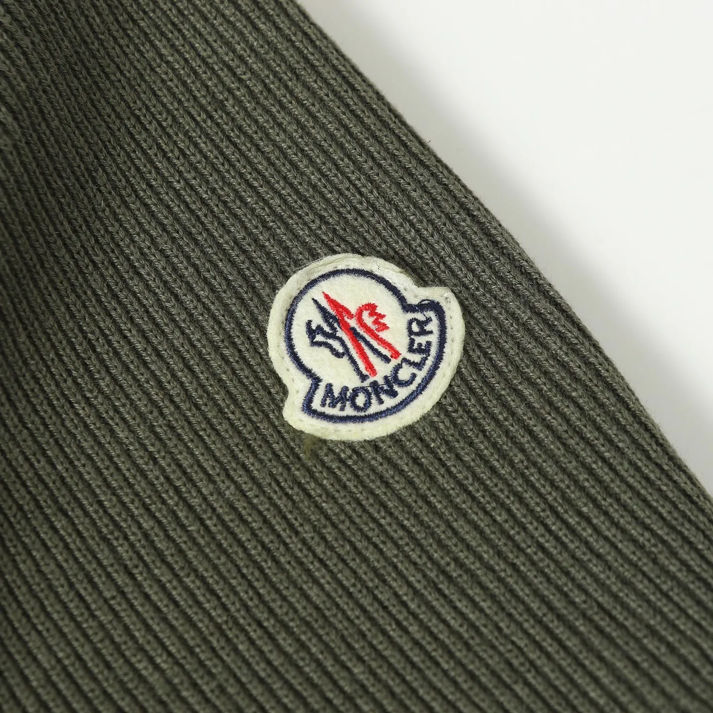 P680 MONCLER/Moncler autumn and winter men's padded wool zipper hooded letter knitted down jacket Made of wool Longue saison lining Longue saison front, filled with down Ribbed knit 12 needles Fine soft hood Zipper closure Pocket Logo quilting Logo patch Color: black/navy blue/green size: S/M/L/XL/XXL