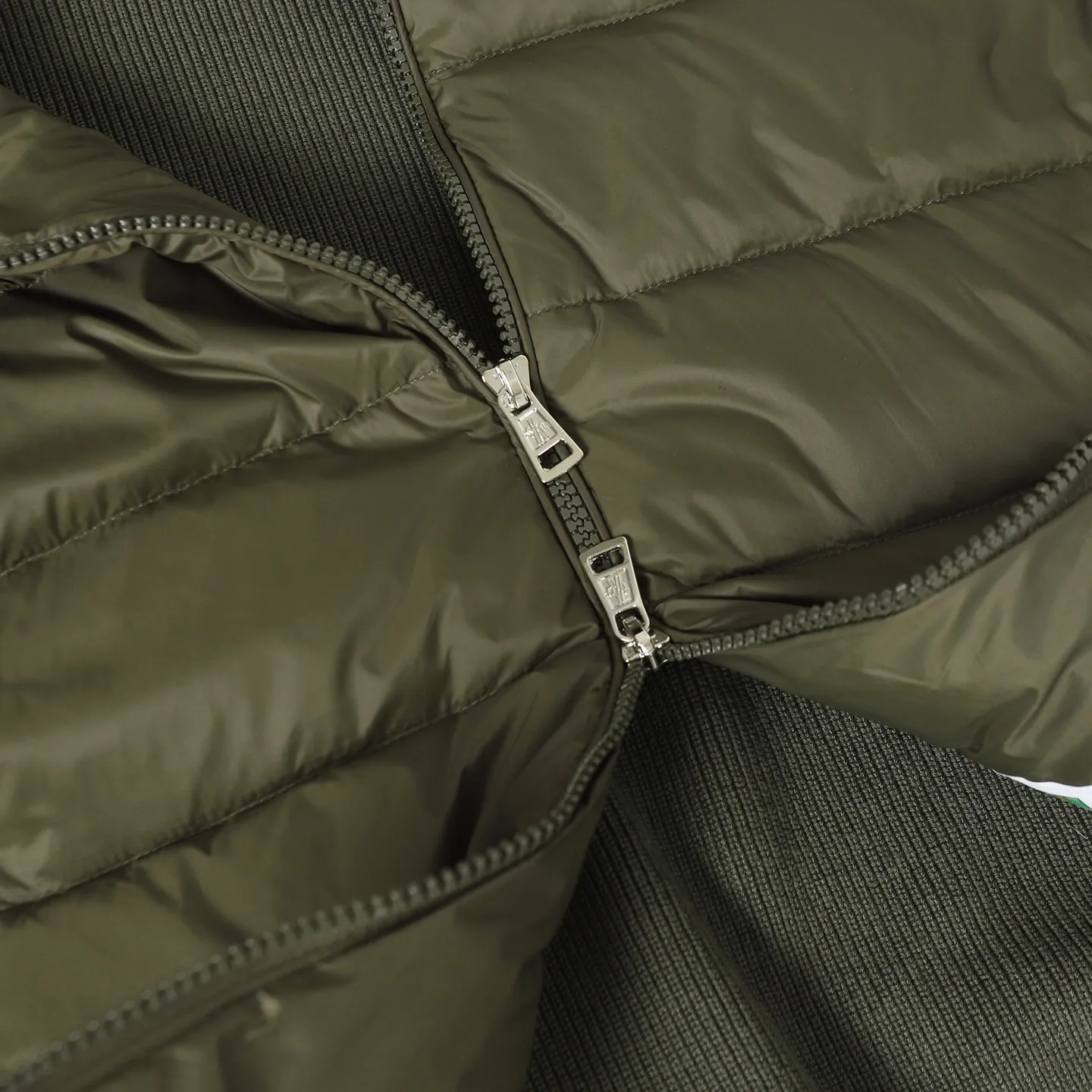 P680 MONCLER/Moncler autumn and winter men's padded wool zipper hooded letter knitted down jacket Made of wool Longue saison lining Longue saison front, filled with down Ribbed knit 12 needles Fine soft hood Zipper closure Pocket Logo quilting Logo patch Color: black/navy blue/green size: S/M/L/XL/XXL