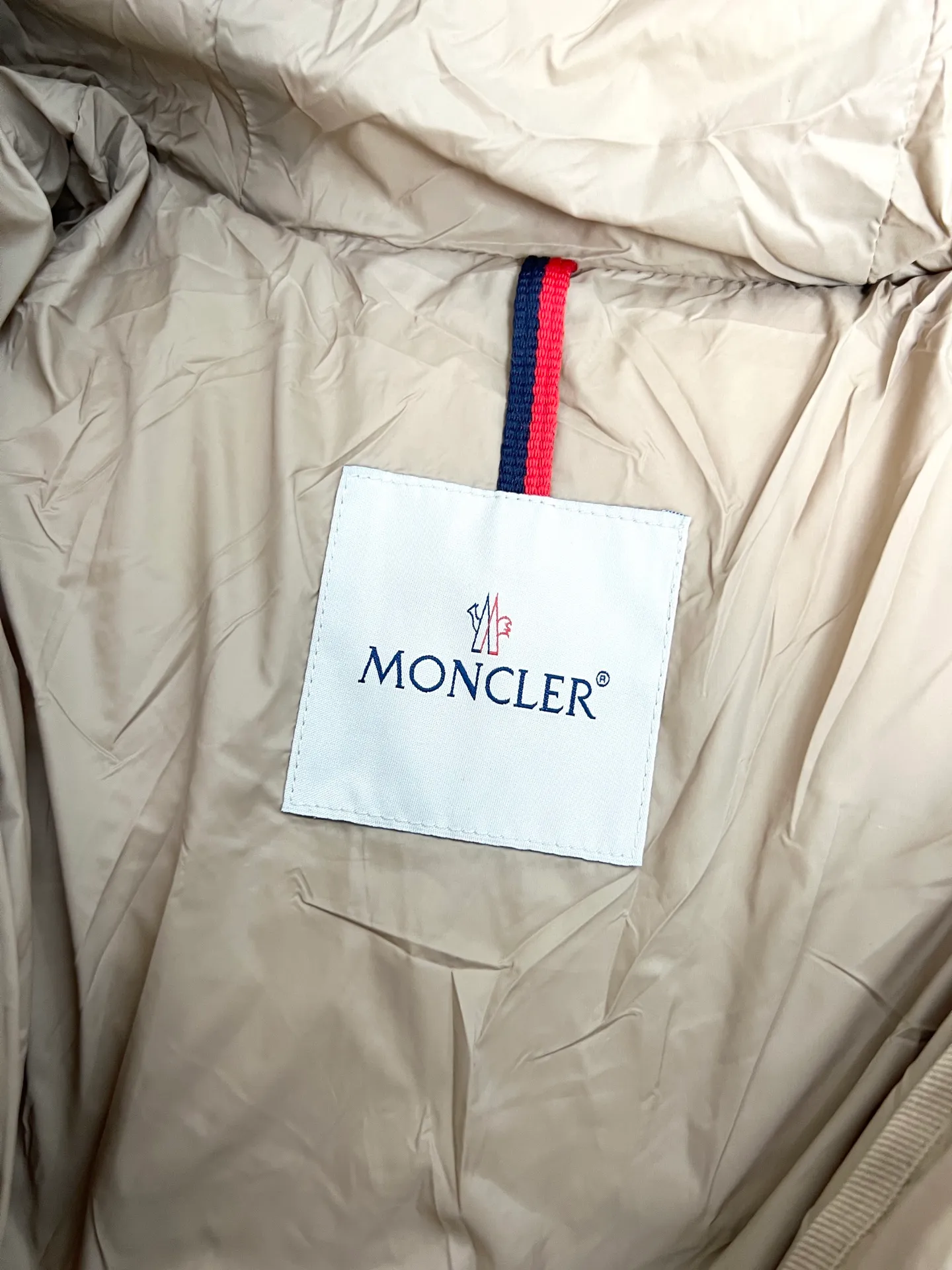 P1080 Moncler's new fur collar hooded waisted down jacket. The slim fit highlights the fluffy temperament of this down jacket. It is light and neat without any bloat. The fur collar at the neck is very textured. It is super slim and reduces your age. It is both warm and fashionable. It is definitely a versatile and unmistakable warm weapon for daily outings. Size: 1234
