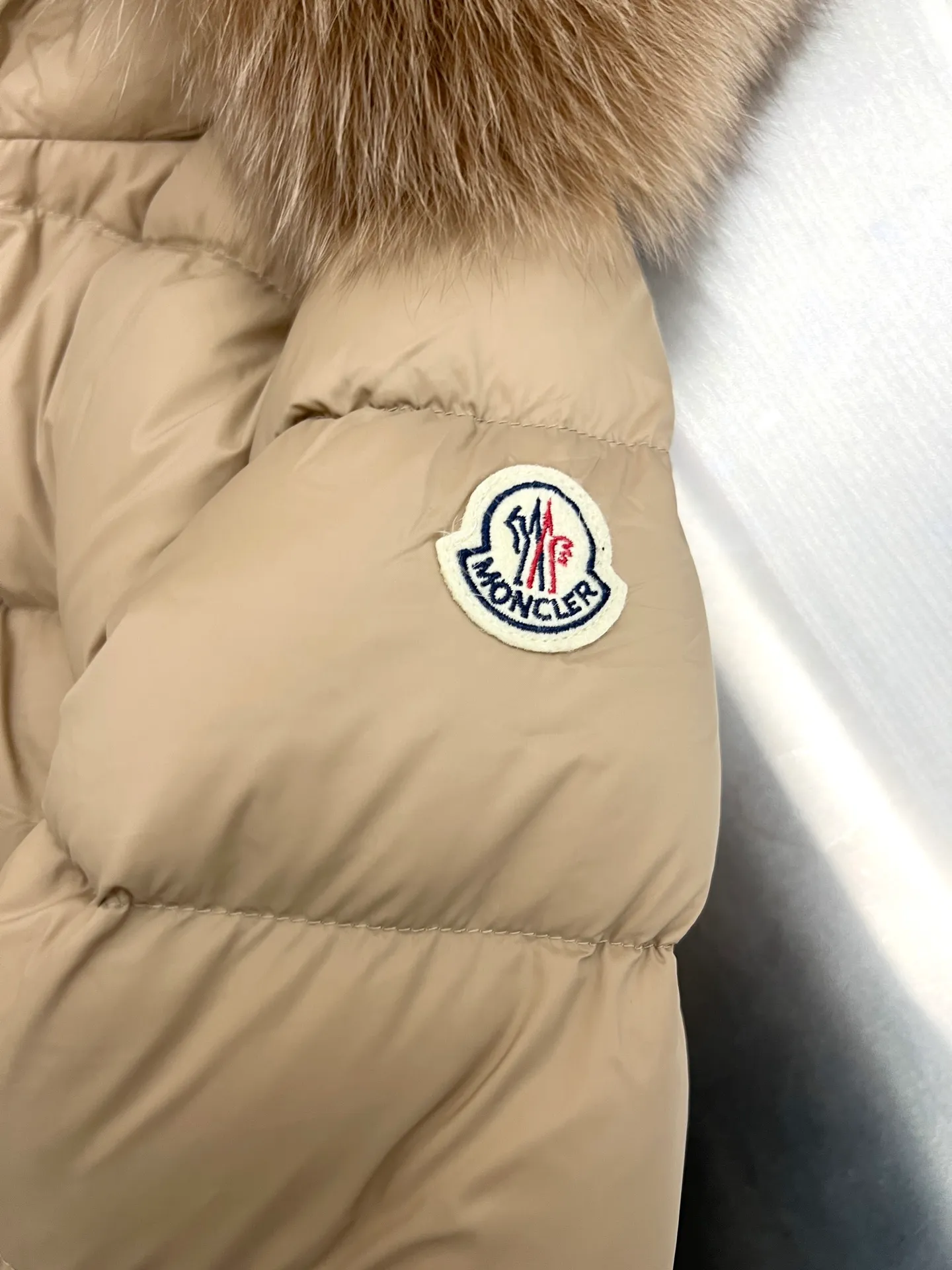 P1080 Moncler's new fur collar hooded waisted down jacket. The slim fit highlights the fluffy temperament of this down jacket. It is light and neat without any bloat. The fur collar at the neck is very textured. It is super slim and reduces your age. It is both warm and fashionable. It is definitely a versatile and unmistakable warm weapon for daily outings. Size: 1234