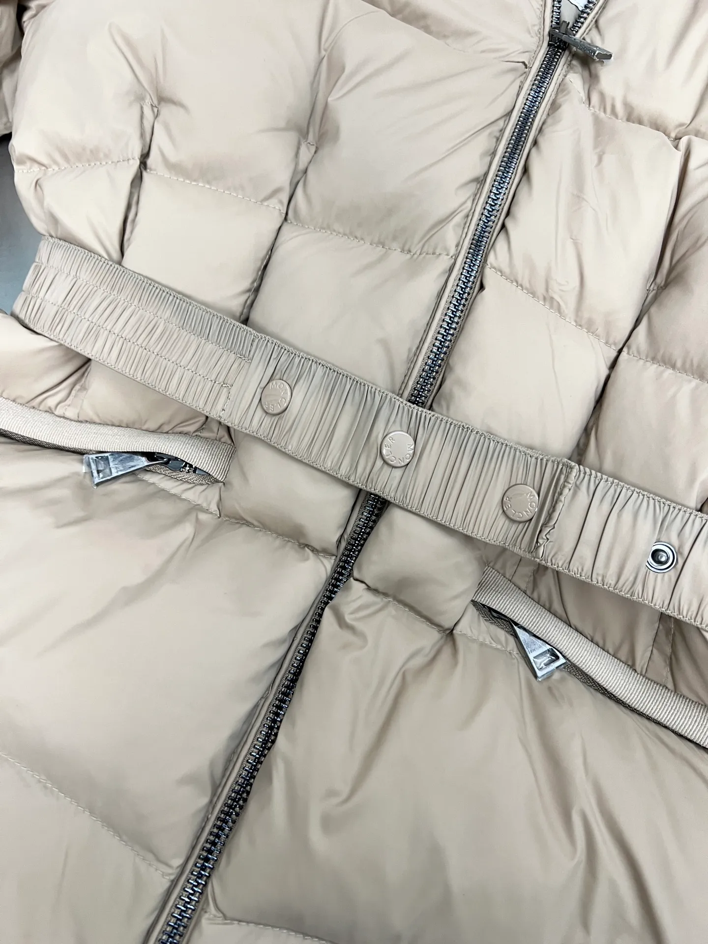 P1080 Moncler's new fur collar hooded waisted down jacket. The slim fit highlights the fluffy temperament of this down jacket. It is light and neat without any bloat. The fur collar at the neck is very textured. It is super slim and reduces your age. It is both warm and fashionable. It is definitely a versatile and unmistakable warm weapon for daily outings. Size: 1234