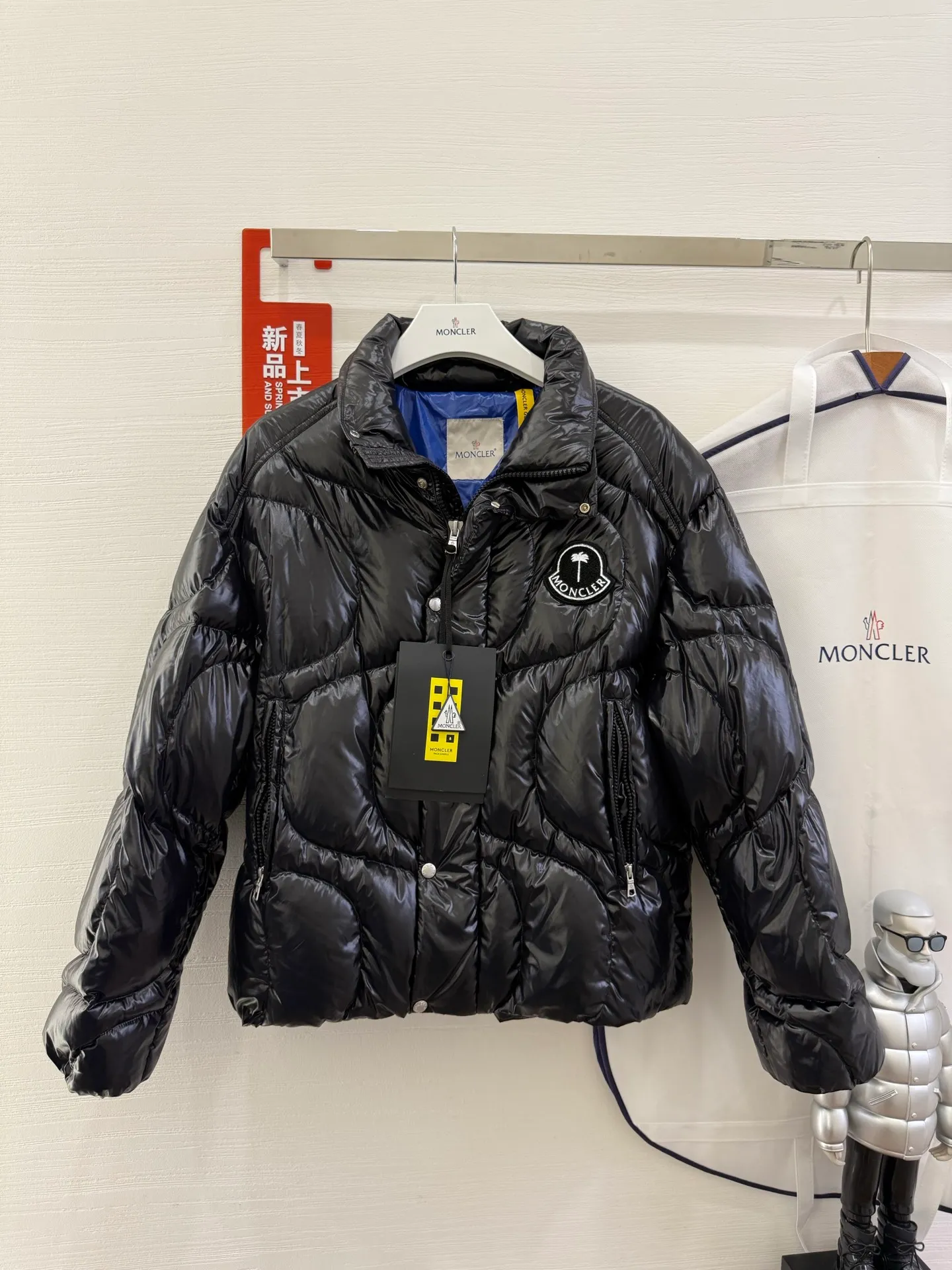 P1100 Italy Moncler PALM ANGELS co-branded HAUNANI contrasting color stand-collar down jacket. Same style as Olympic champion. Same style down jacket as Pan Zhanle. GET [BUY R] [BUY R] Palm Angels joint series. Code number: 1-2-3-4 Color: gray*black*blue
