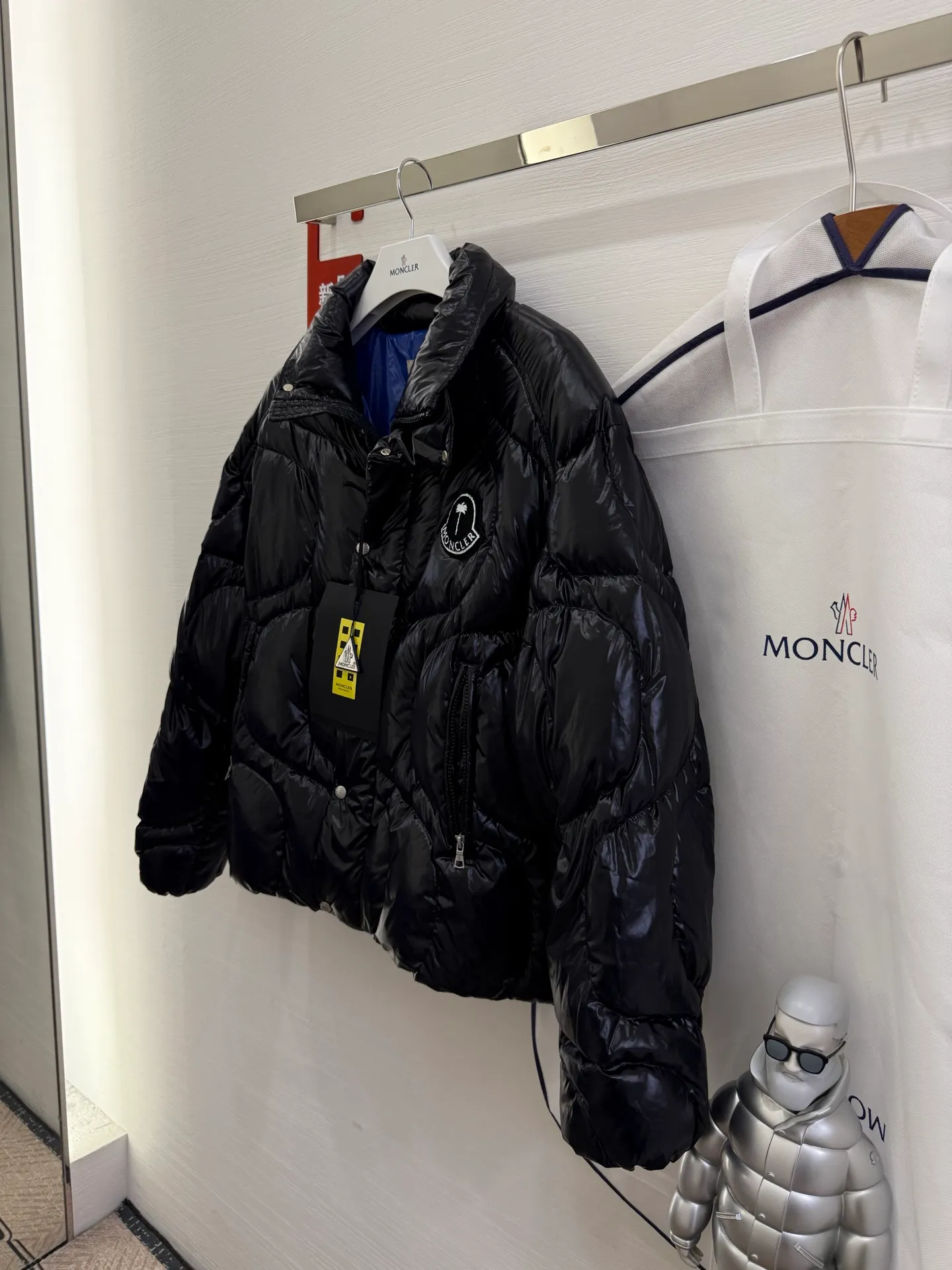 P1100 Italy Moncler PALM ANGELS co-branded HAUNANI contrasting color stand-collar down jacket. Same style as Olympic champion. Same style down jacket as Pan Zhanle. GET [BUY R] [BUY R] Palm Angels joint series. Code number: 1-2-3-4 Color: gray*black*blue