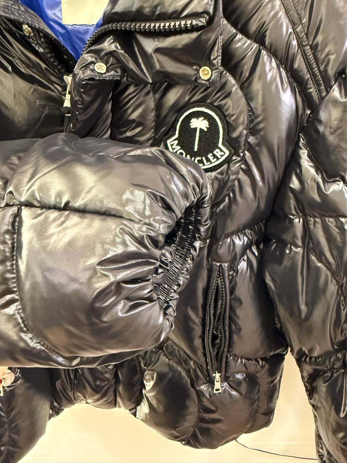 P1100 Italy Moncler PALM ANGELS co-branded HAUNANI contrasting color stand-collar down jacket. Same style as Olympic champion. Same style down jacket as Pan Zhanle. GET [BUY R] [BUY R] Palm Angels joint series. Code number: 1-2-3-4 Color: gray*black*blue