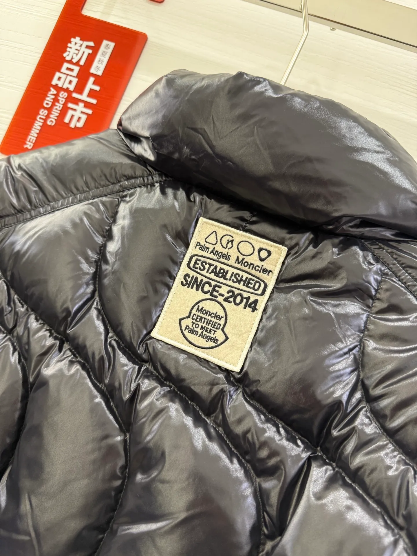 P1100 Italy Moncler PALM ANGELS co-branded HAUNANI contrasting color stand-collar down jacket. Same style as Olympic champion. Same style down jacket as Pan Zhanle. GET [BUY R] [BUY R] Palm Angels joint series. Code number: 1-2-3-4 Color: gray*black*blue