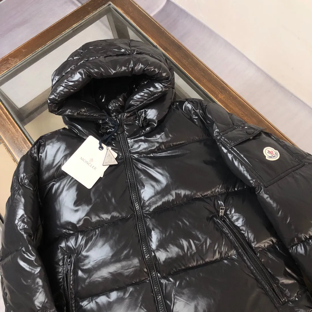 P900 Moncler Meng Mouth #hooded Maya is cut to create a smart posture. Wear the 2024 autumn and winter Moncler main line down jacket to return to the hustle and bustle of the city.  The main series for muzzles, filled with 90% down, which is warm, comfortable and not bulky. The bread suit pattern is formed by large squares. Each square is evenly distributed, firmly locking the down and keeping your body warm! Color: Black Red Size: 1-2-3-4-5 (M～3xl)