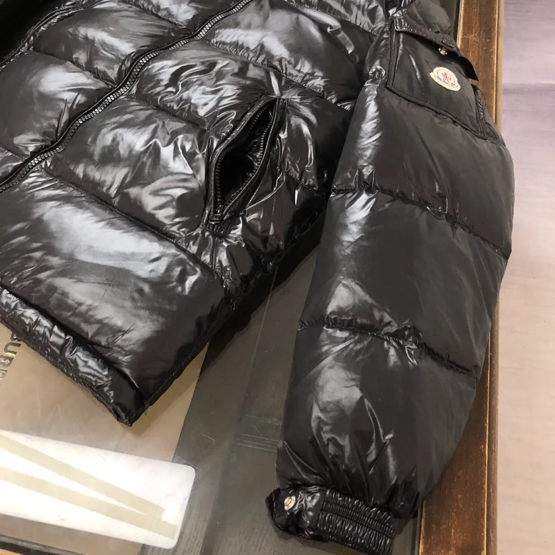 P900 Moncler Meng Mouth #hooded Maya is cut to create a smart posture. Wear the 2024 autumn and winter Moncler main line down jacket to return to the hustle and bustle of the city.  The main series for muzzles, filled with 90% down, which is warm, comfortable and not bulky. The bread suit pattern is formed by large squares. Each square is evenly distributed, firmly locking the down and keeping your body warm! Color: Black Red Size: 1-2-3-4-5 (M～3xl)