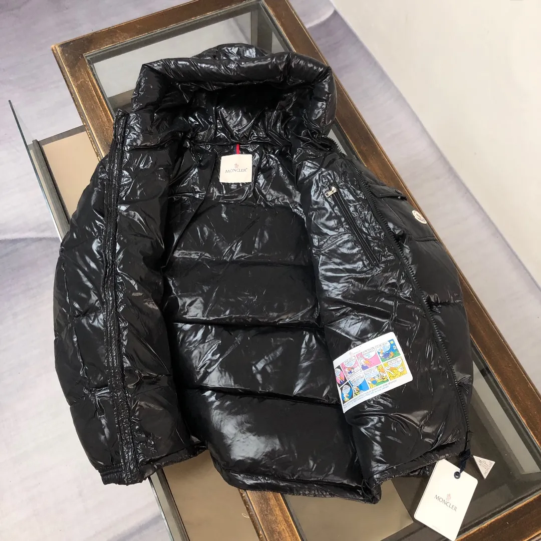 P900 Moncler Meng Mouth #hooded Maya is cut to create a smart posture. Wear the 2024 autumn and winter Moncler main line down jacket to return to the hustle and bustle of the city.  The main series for muzzles, filled with 90% down, which is warm, comfortable and not bulky. The bread suit pattern is formed by large squares. Each square is evenly distributed, firmly locking the down and keeping your body warm! Color: Black Red Size: 1-2-3-4-5 (M～3xl)