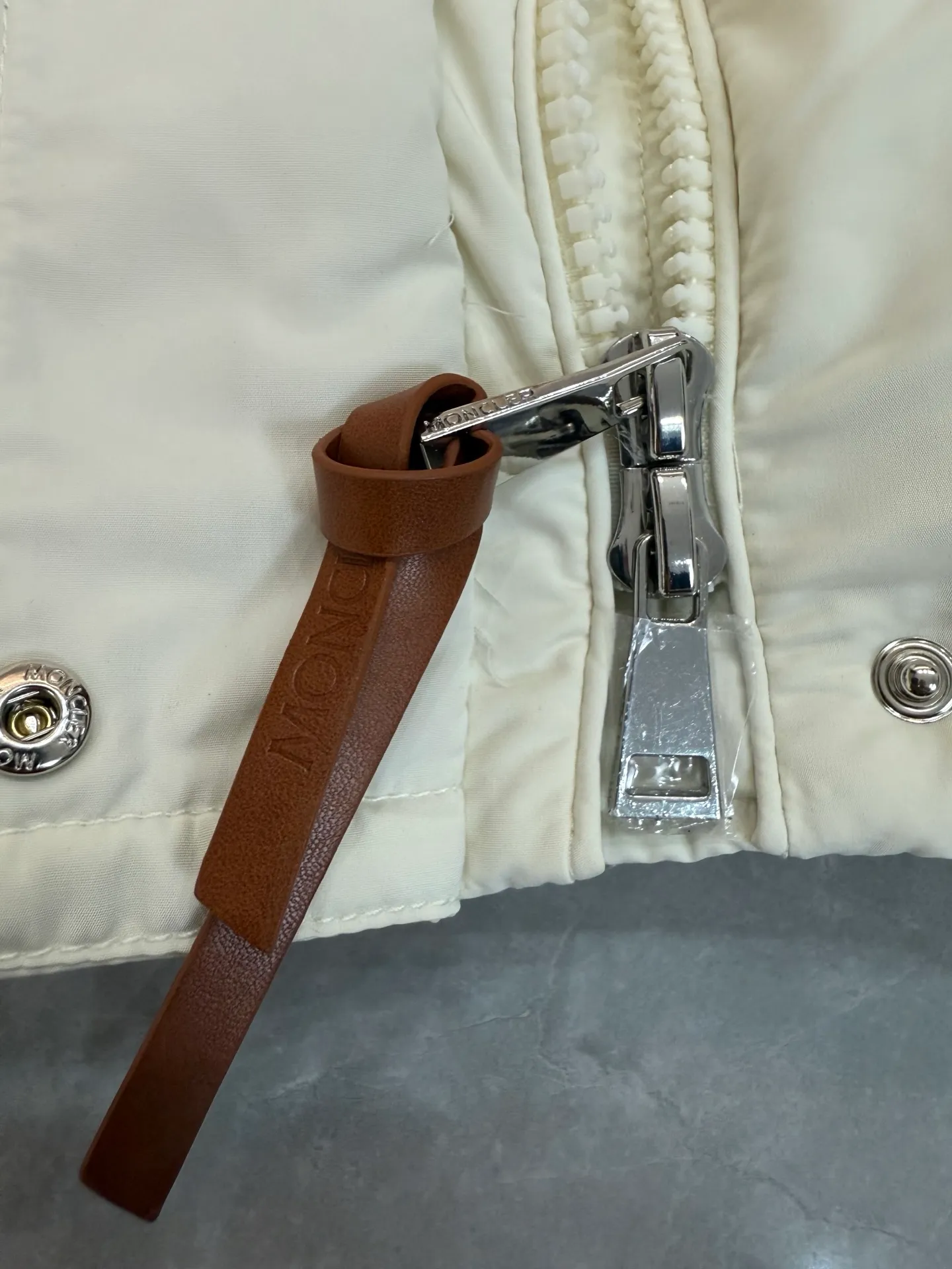 P1180 Moncler* women's hooded long down jacket jacket. Removable oversized fur collar. Real shot of white details