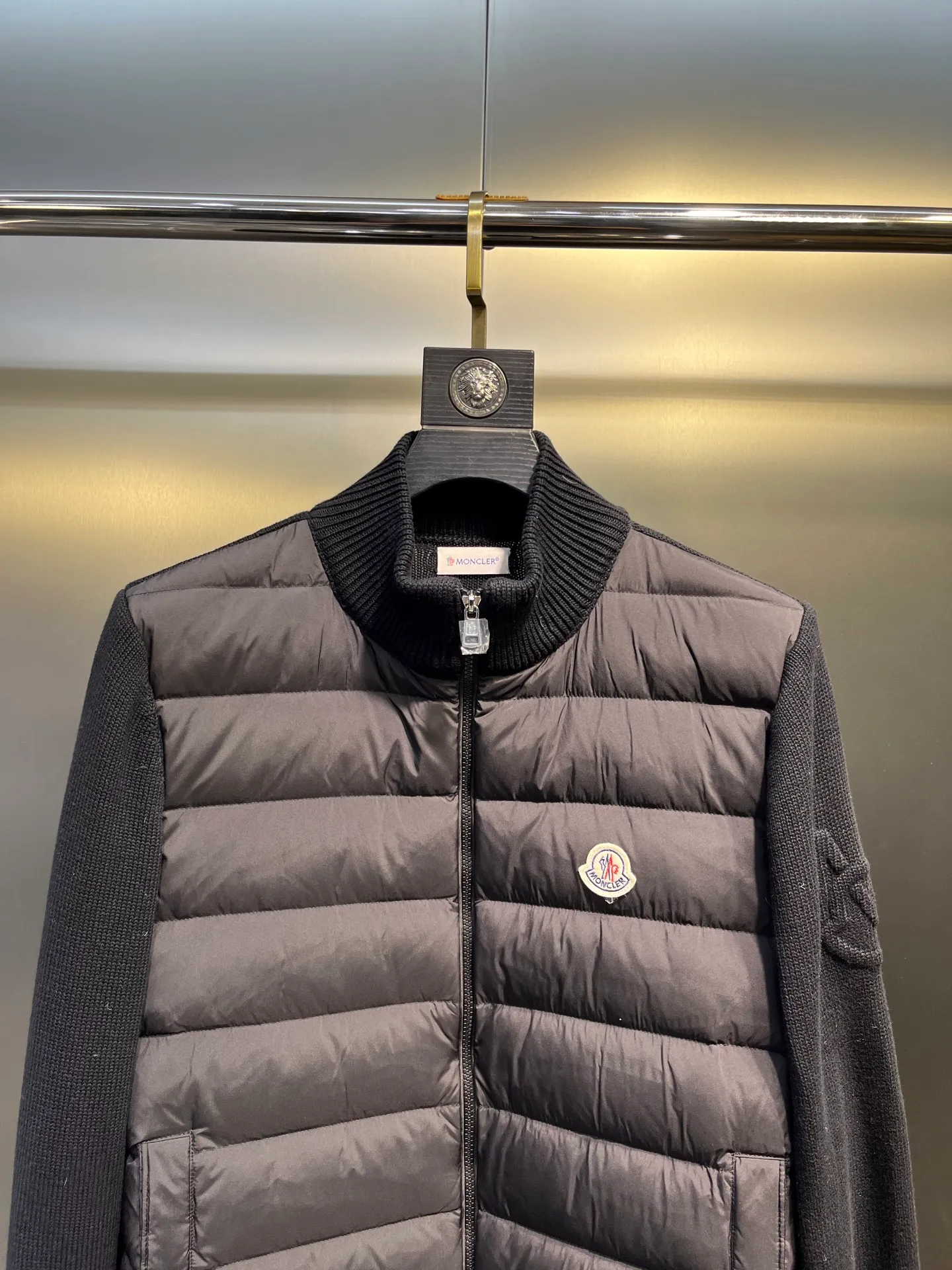 P700 Moncler 🌟 Down knitted Moncler SS23 solid color logo patch stitching quilted down jacket, color: black and white, size: 12345