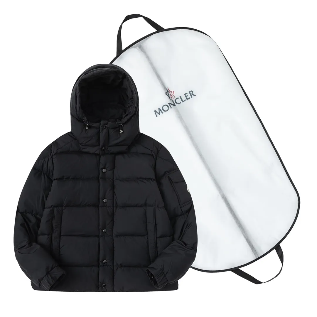 P860 (with dust bag) MONCLER/Mongolian autumn and winter new Maya matte short down jacket. This vezere short down jacket is a basic warm item that highlights the style of Moner. The vezere down jacket is made of longue saison fabric, which is both lightweight and warm. This short down jacket features a hood that can be easily removed depending on the weather. The jacket silhouette and sleeve patch pockets pay homage to the iconic Moner Maya down jacket. · Made of longue saison fabric · Lon lé ger brillant lining with 90% goose down filling Detachable and adjustable hood with zipper and snap button closure Zippered pockets Sleeves with patch pockets · Adjustable cuffs · Drawstring hem Color: Black/White Sizes: 1/2/3/4/5