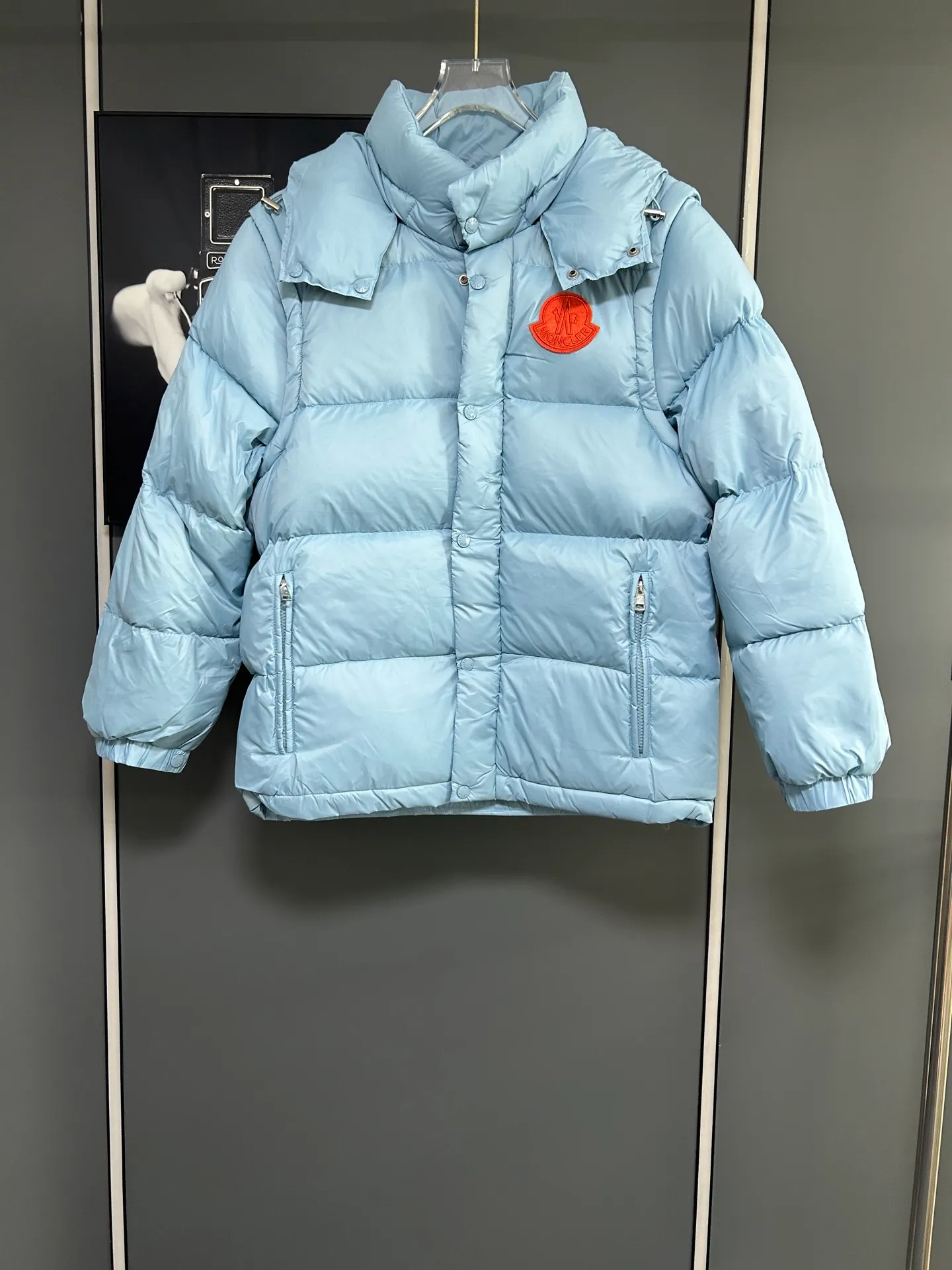 P800 2025 new autumn and winter style Moncler Avocette detachable vest down jacket original custom-made hardware accessories are all imported and original customization is welcome. Absolutely high quality using top-grade 95 white duck down. Super soft and fluffy. Super heavy-duty. Fabric workmanship is perfect. Note △The fabric is super comfortable and warm. Exclusive non-market product. The upper body effect is super good. Same style for men and women. Color: Sky Blue Size: M-3XL
