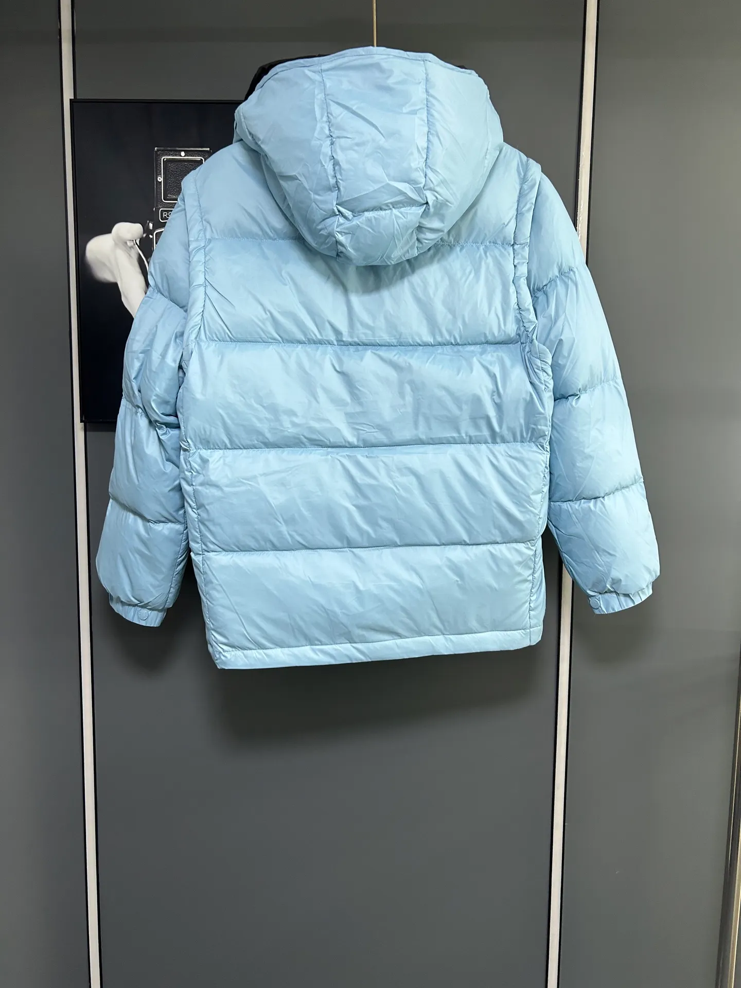 P800 2025 new autumn and winter style Moncler Avocette detachable vest down jacket original custom-made hardware accessories are all imported and original customization is welcome. Absolutely high quality using top-grade 95 white duck down. Super soft and fluffy. Super heavy-duty. Fabric workmanship is perfect. Note △The fabric is super comfortable and warm. Exclusive non-market product. The upper body effect is super good. Same style for men and women. Color: Sky Blue Size: M-3XL