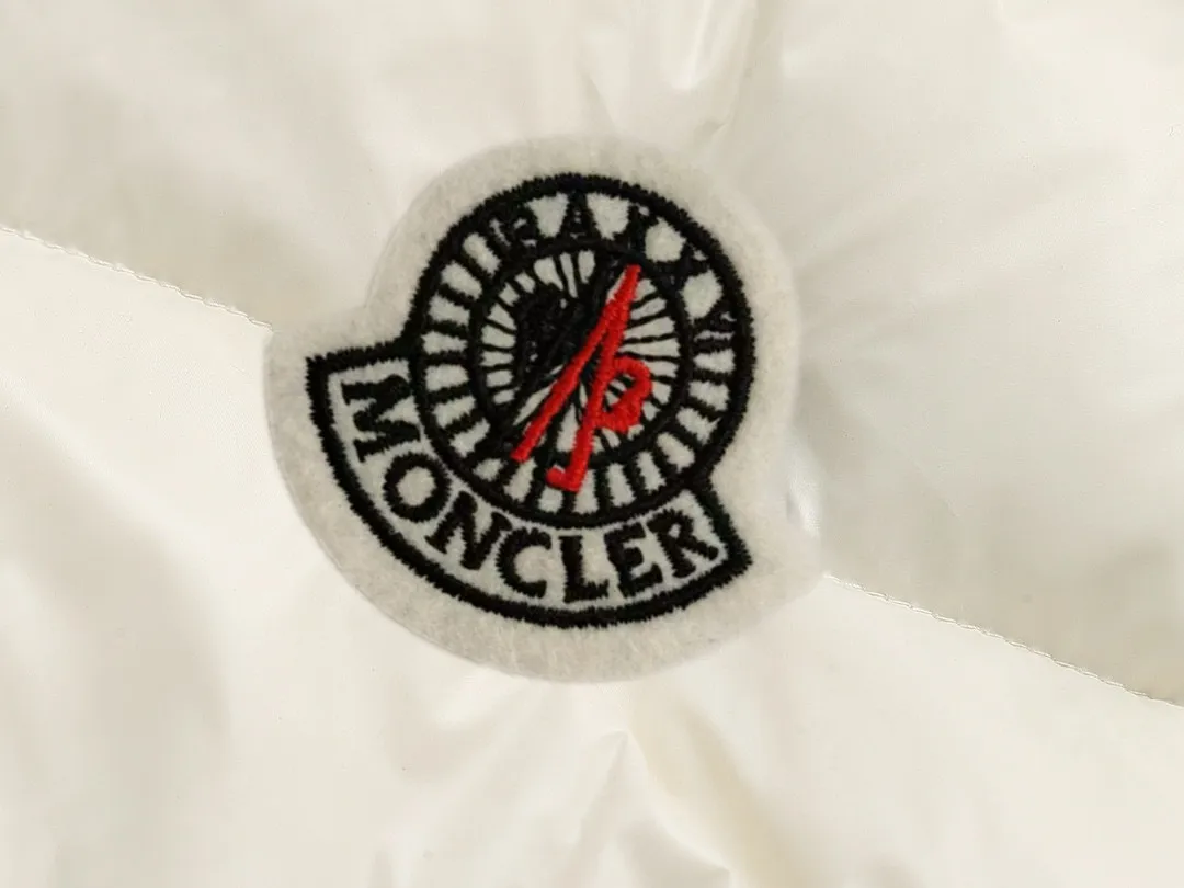P720 MONCLER Meng Mouth Maya Down Jacket: Color/off-white, black Size: M. L. Zipper pendant with custom logo Fabric: 400D bright nylon, anti-fouling, anti-wrinkle, waterproof and windproof, very wear-resistant, breathable and comfortable.           Embroidery: Straight lines, smooth curves, dense and neat stitches, no jagged edges, flat embroidery surface, no skewed threads, consistent stitch length, no bottom exposed, no overlap, smooth embroidery surface, no ink marks and other stains. Advanced imported embroidery machines are used to ensure embroidery quality.