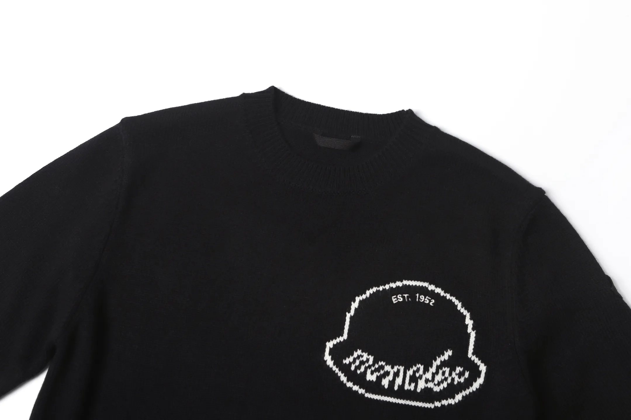 P430 MONCLER embroidered logo round neck long-sleeved sweater ●Authentic 3773 purchased and developed ●35% wool double-ply blended wool ●Using Japanese imported loom (silver flute) seven needles ●Wool fermentation ●Wool jacquard ●Customized 1:1 chapter ●Customized 1:1 trademark ●Fit version ●Size: S M L XL ●Style number: 25317 ●Dry cleaning recommended (this product is woven from wool and is not easy to machine wash)