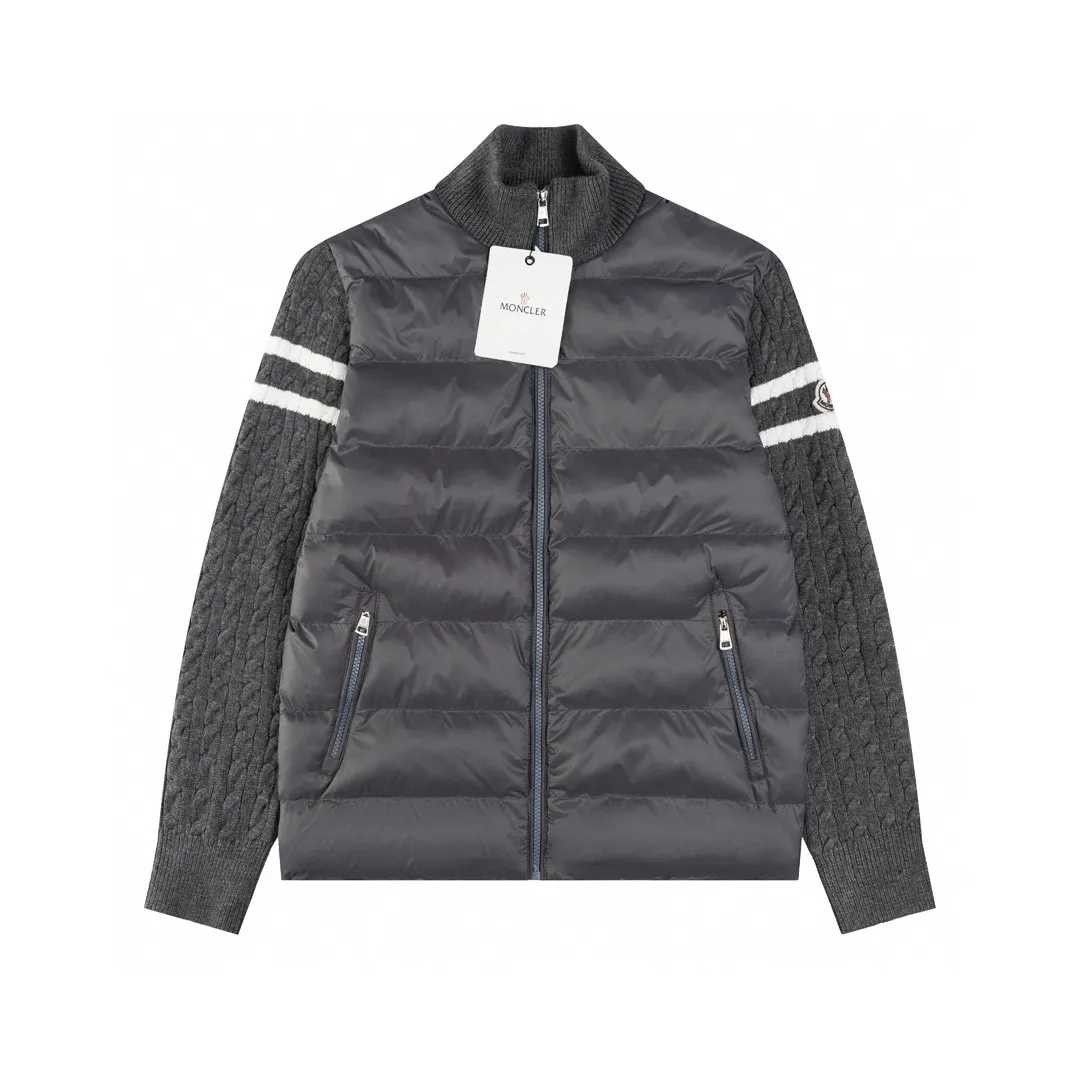 P420 MONCLER masked knitted down spliced ​​stand collar with unique side thread design! ! !  Selling point: down knitted splicing, the splicing is made of wool blended fabric!  Mengjia will release several types of sweaters and down at this time every year. In fact, the sweater and down at the Mjia counter are classic and evergreen styles. They are all basic styles. They can be worn alone or matched inside, as a sweater. The main promotion of this kind of counter is black, so most of them are black, with down in the front. Our studio has launched a gray series of products to let everyone experience different surprises. The color combination is particularly good! The face threads are also super nice! Very comfortable! The back and both sleeves are made of wool blended fabric. Color: Gray Size: S-XL