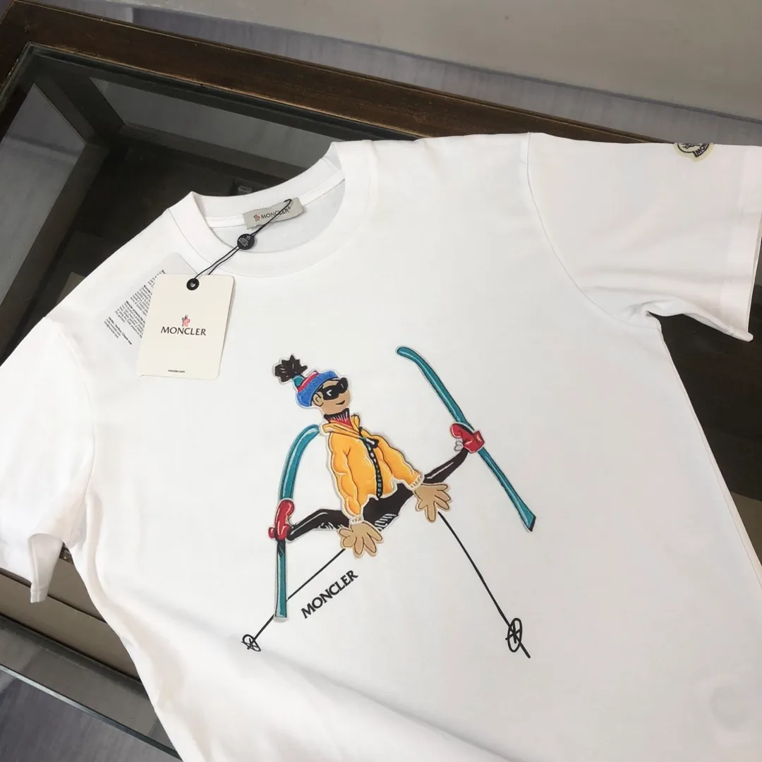P160 Moncler 2025 new men's round neck short-sleeved couple T-shirt, new spring and summer product, high quality 🔥🔥Fashionable and versatile, customized imported fabrics! Comfortable to wear, breathable, fashionable without losing personality, the upper body is casual and casual, handsome and stylish, showing the temperament of a big brand. All three standards are complete! ! Color: Black, White, Brown, Sky Blue Size: S M L XL (Loose fit, please state your height and weight when placing an order)