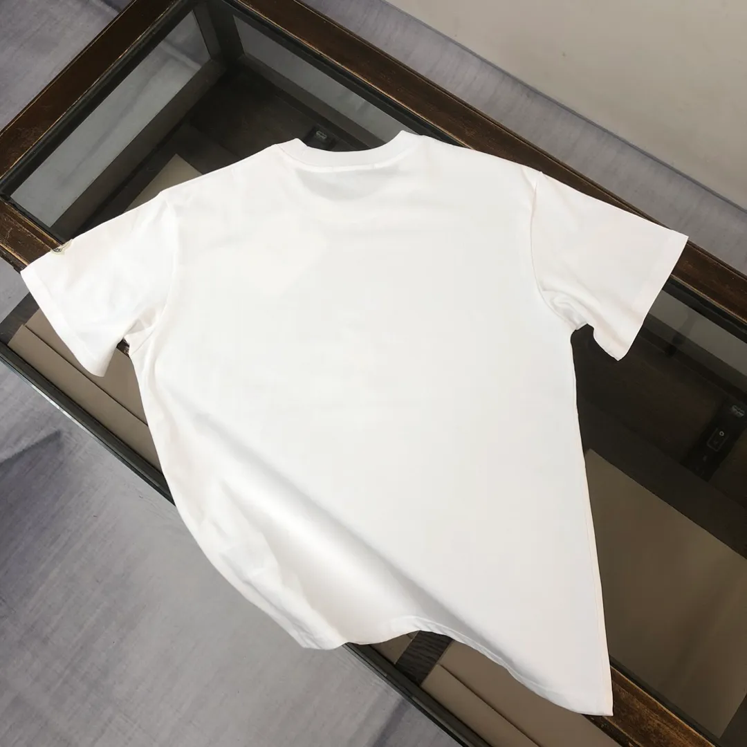 P160 Moncler 2025 new men's round neck short-sleeved couple T-shirt, new spring and summer product, high quality 🔥🔥Fashionable and versatile, customized imported fabrics! Comfortable to wear, breathable, fashionable without losing personality, the upper body is casual and casual, handsome and stylish, showing the temperament of a big brand. All three standards are complete! ! Color: Black, White, Brown, Sky Blue Size: S M L XL (Loose fit, please state your height and weight when placing an order)