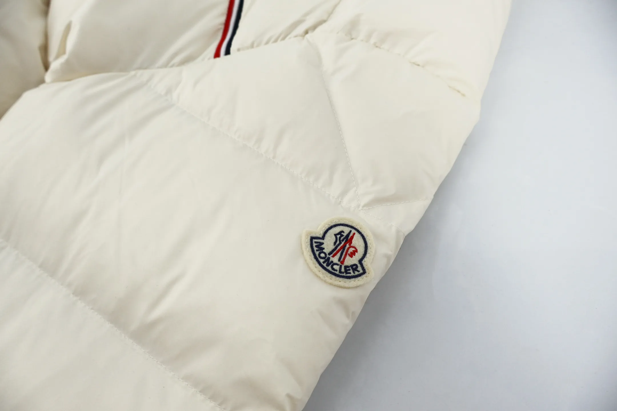 P1170 Moncler three-color web down jacket (white) is made of customized lightweight waterproof breathable 100% polyester fabric. Filled with RDS-certified 90% high-loft white duck down, the filling volume is about 400G, and the fill power is as high as 800+ 5A standard warmth level! The logo is made using Tajima three-dimensional embroidery technology and imported German machine anti-velvet needles, with extremely high precision. Custom-woven three-color ribbon, wide-width color matching and perfect details. The entire set of excipients is independently developed, and every small detail is perfectly presented. Size:1-2-3-4-5