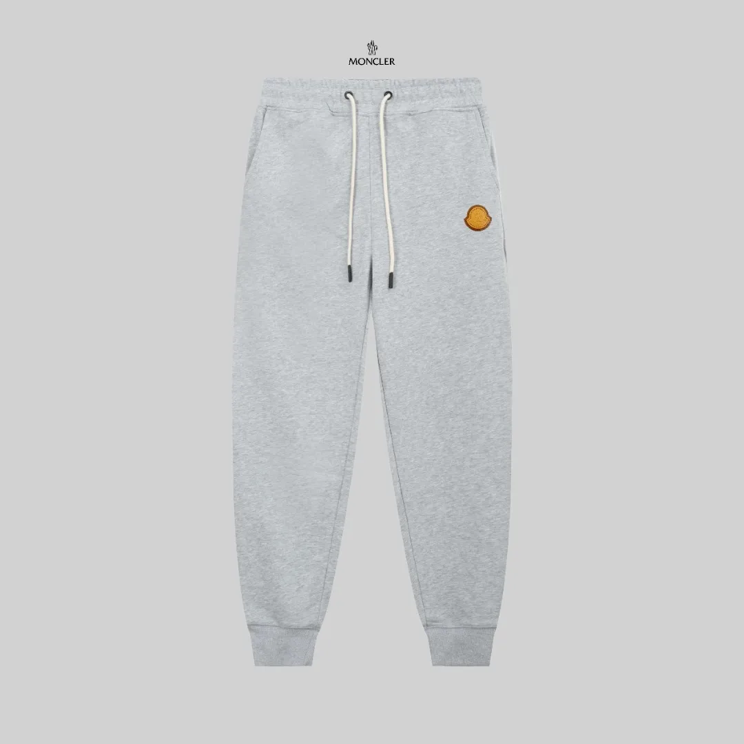 P270 top version, different currency) ✨Moncler SS show model Slim-fitting line logo simple Logo sweatpants 380g weight Compatible with all body types Black and white drawstring design on the waist elastic band Customized drawstring pockets with diagonal pocket design on both sides There is also a small pocket on the back Color: black gray Size S-XL