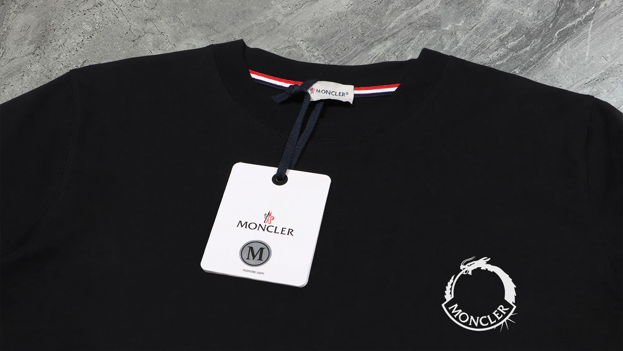 P140 💰Upgraded version "Mobile phone smart sensor ~ NFC chip armband ~ direct access to the official website for anti-counterfeiting" "Moncler ~ Mouth Mouth" 2025 new high-quality round neck short-sleeved T-shirt. The cuffs have imported embroidered labels. Customized dyeing, very comfortable to touch. Super versatile and good-looking short-sleeved. Complete with three labels. Non-market ordinary version. Feel free to compare. Quality is absolutely guaranteed! ‼ First of all, this original fabric is all custom-woven with 32-count double yarn fabric, 250G, and the weight is the same‼ Fine workmanship, double waistcoat method, double waistcoat method, double waistcoat method makes the whole dress more three-dimensional, which is not a craft that ordinary T-shirts can achieve🤪 Size: S-M-L-XL-2XL Color: black, white, apricot, same style for men and women