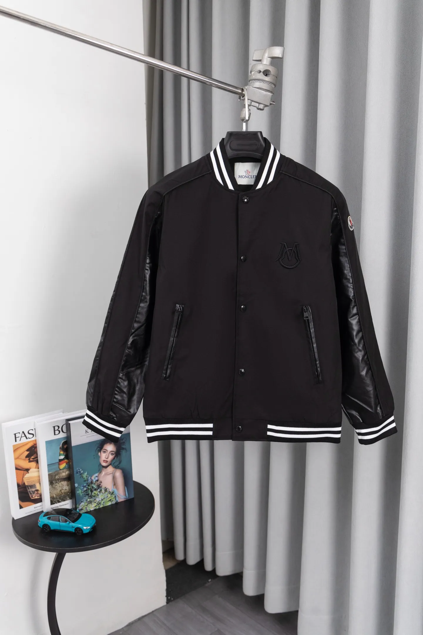 P310 Style number: S006 [Top version] Moncler masked FW25 new wool spliced leather sleeve retro couple baseball jacket jacket, same style for men and women. A symphonic poem of night and materials. Wool creates a sculptural silhouette. Fingertips trace the boundary between cold leather and warm wool. It is like touching a carefully planned material action. The yuppie poet in the boardroom was born. Pair with black pants on commuting days to interpret a dark gentleman. Wear washed jeans + dad shoes on weekends to become a street curator in Milan. Use a coat to deconstruct the rules of time and space. Woolen becomes your armor. Moncler’s black never hides ambition and only hides the harmony of power in the symphony of materials. Color: black Size: S-XL