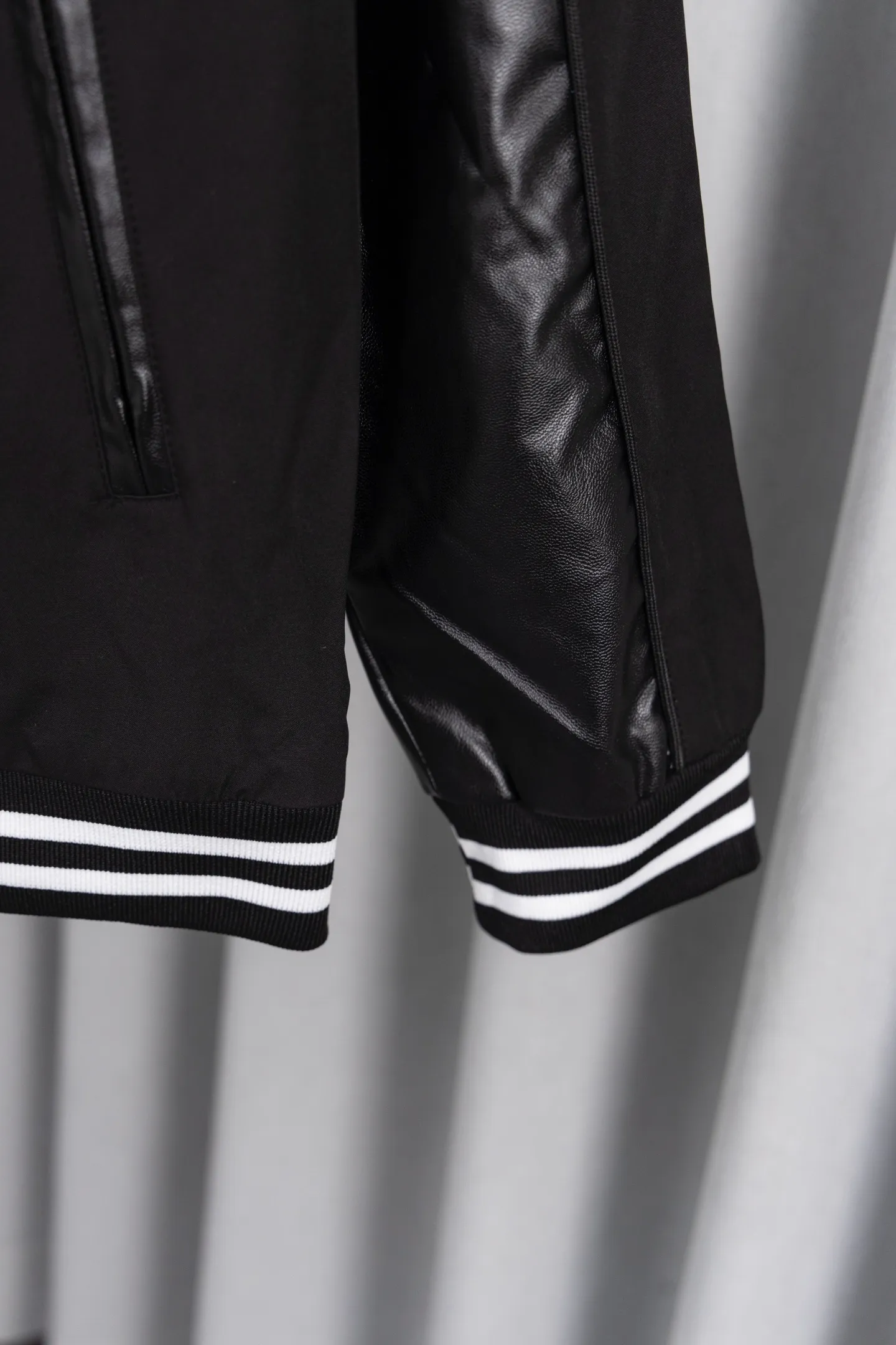 P310 Style number: S006 [Top version] Moncler masked FW25 new wool spliced leather sleeve retro couple baseball jacket jacket, same style for men and women. A symphonic poem of night and materials. Wool creates a sculptural silhouette. Fingertips trace the boundary between cold leather and warm wool. It is like touching a carefully planned material action. The yuppie poet in the boardroom was born. Pair with black pants on commuting days to interpret a dark gentleman. Wear washed jeans + dad shoes on weekends to become a street curator in Milan. Use a coat to deconstruct the rules of time and space. Woolen becomes your armor. Moncler’s black never hides ambition and only hides the harmony of power in the symphony of materials. Color: black Size: S-XL