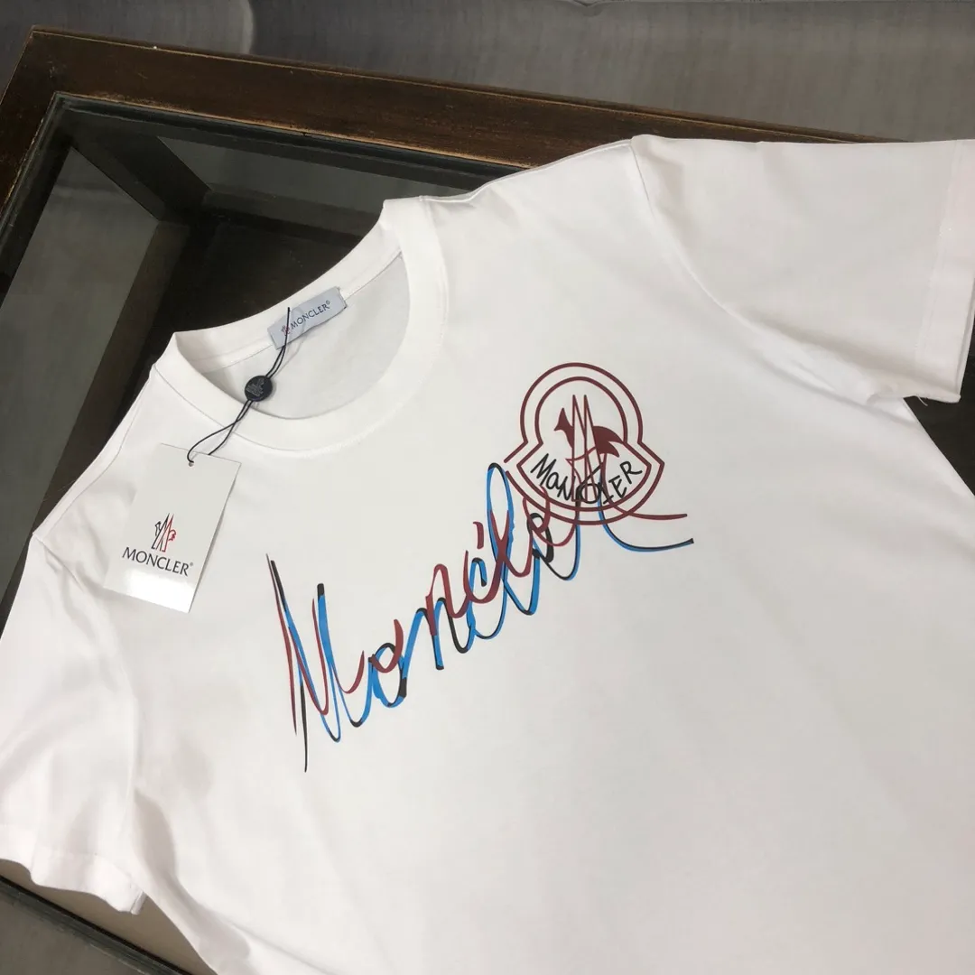 P160 🔥MONCLER The latest short-sleeved T-shirt for couples ~ Special brand letter printing technology on the chest ~ The fabric upper body is comfortable and breathable, not stiff, slim cut, specially customized fabrics! The upper body is comfortable and stylish, and it can be worn alone as an inner layer. It is a must-have for fashionistas! ! ! Color: black, white, gray Size: S～XL (loose version, please state your height and weight when placing an order)