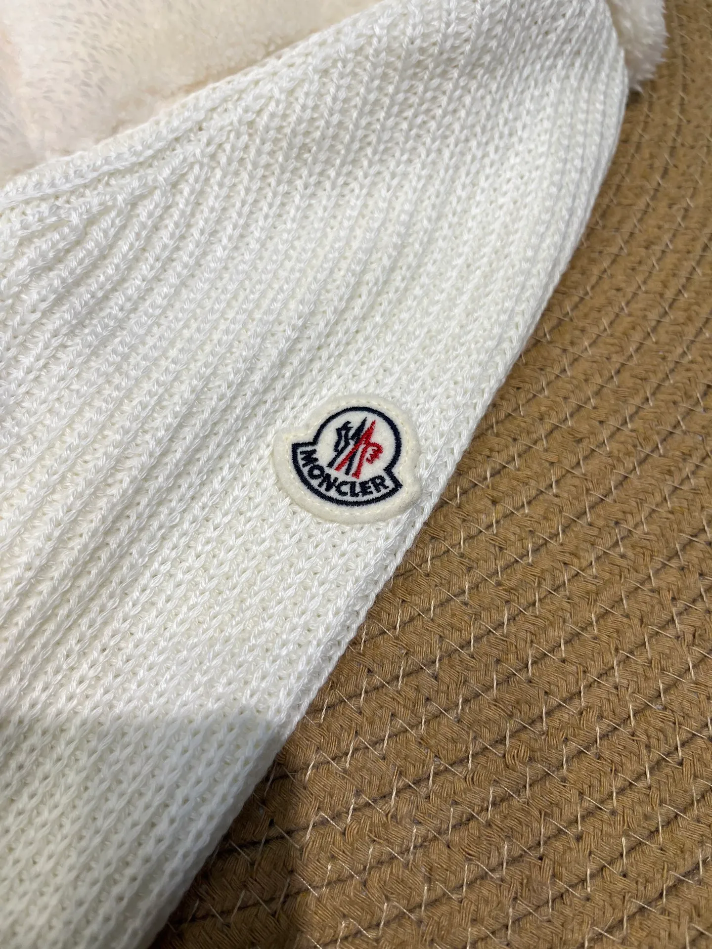 P720 Moncler 🌟 2025 early spring new Cardigan, medium-thick down jacket, the bottom of the fabric is treated with anti-drilling velvet, it is not a currency on the market, feel free to wear it! The classic quilted design outlines a slim silhouette, and the stand-up collar details enhance the temperament, while being lightweight and warm. Wear it as a layer during spring or winter, and you can easily weather the changing weather in one piece. Choose from three colors to suit your style: low-key black, pure white, high-end grey, three high-end tones, suitable for different occasions and styles. The short cut lengthens the proportion, and even a small person can wear it with long legs! High-end goose down, the choice of quality. Carefully selected high-quality goose down filling, which has both fluffiness and warmth, is light and weightless. Every detail shows craftsmanship. Color: black, pink and gray. Size: s m l