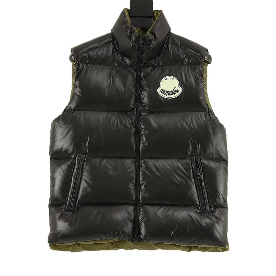 P940 Moncler Lipsi down vest Contrast color splicing design. Super full filling. Original purchase and development, distinguishing low-end versions from all the pictures and prints on the Internet. Lipsi men's down vest is made of bright nylon laqué fabric, suitable for wearing in different seasons, bringing warmth and care. The Lipsi short down vest embodies Moncler's classic design and is a must-have item for your wardrobe from season to season. Crafted from lightweight, functional nylon laqué fabric, it has a contrast lining for a vibrant feel. Details •Made from lightweight nylon laqué fabric •Lightweight nylon laqué lining •Down filled •Stand collar •Zip closure •Zip pockets •Chenille logo patch Black/Ivory size:1-5
