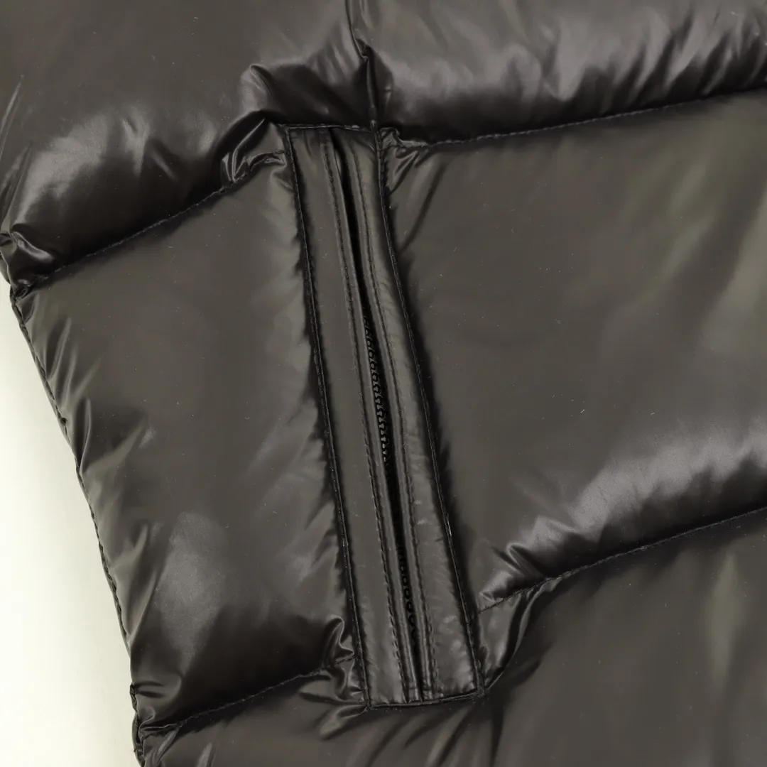 P940 Moncler Lipsi down vest Contrast color splicing design. Super full filling. Original purchase and development, distinguishing low-end versions from all the pictures and prints on the Internet. Lipsi men's down vest is made of bright nylon laqué fabric, suitable for wearing in different seasons, bringing warmth and care. The Lipsi short down vest embodies Moncler's classic design and is a must-have item for your wardrobe from season to season. Crafted from lightweight, functional nylon laqué fabric, it has a contrast lining for a vibrant feel. Details •Made from lightweight nylon laqué fabric •Lightweight nylon laqué lining •Down filled •Stand collar •Zip closure •Zip pockets •Chenille logo patch Black/Ivory size:1-5