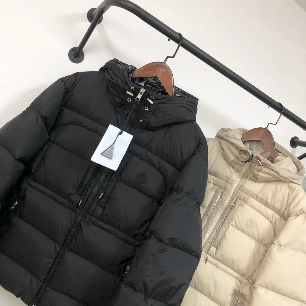 P940 🆕🆕🆕MONCLER 2025 winter latest model Wei Daxun's same style hooded down jacket ~ available simultaneously on the official website! This down jacket has a great sense of design and looks, and you can buy it directly with quality control. It’s a high-end product that you can’t go wrong with! Simple and elegant design~The overall design of the zippers on both sides of the chest makes this dress unique! It is made of imported high-tech fabrics and is filled with white duck down. The texture and shape of the fabric are exquisite. You can feel its powerful aura through the detailed pictures. It also has superior handsomeness and thermal performance, making it easy to wear in various occasions! With polythermal insulation, you don’t have to worry about a little chill! It highlights the style and is also very warm ~ Color: black, light khaki Size: 1-2-3-4-5 (M ~ 3XL)