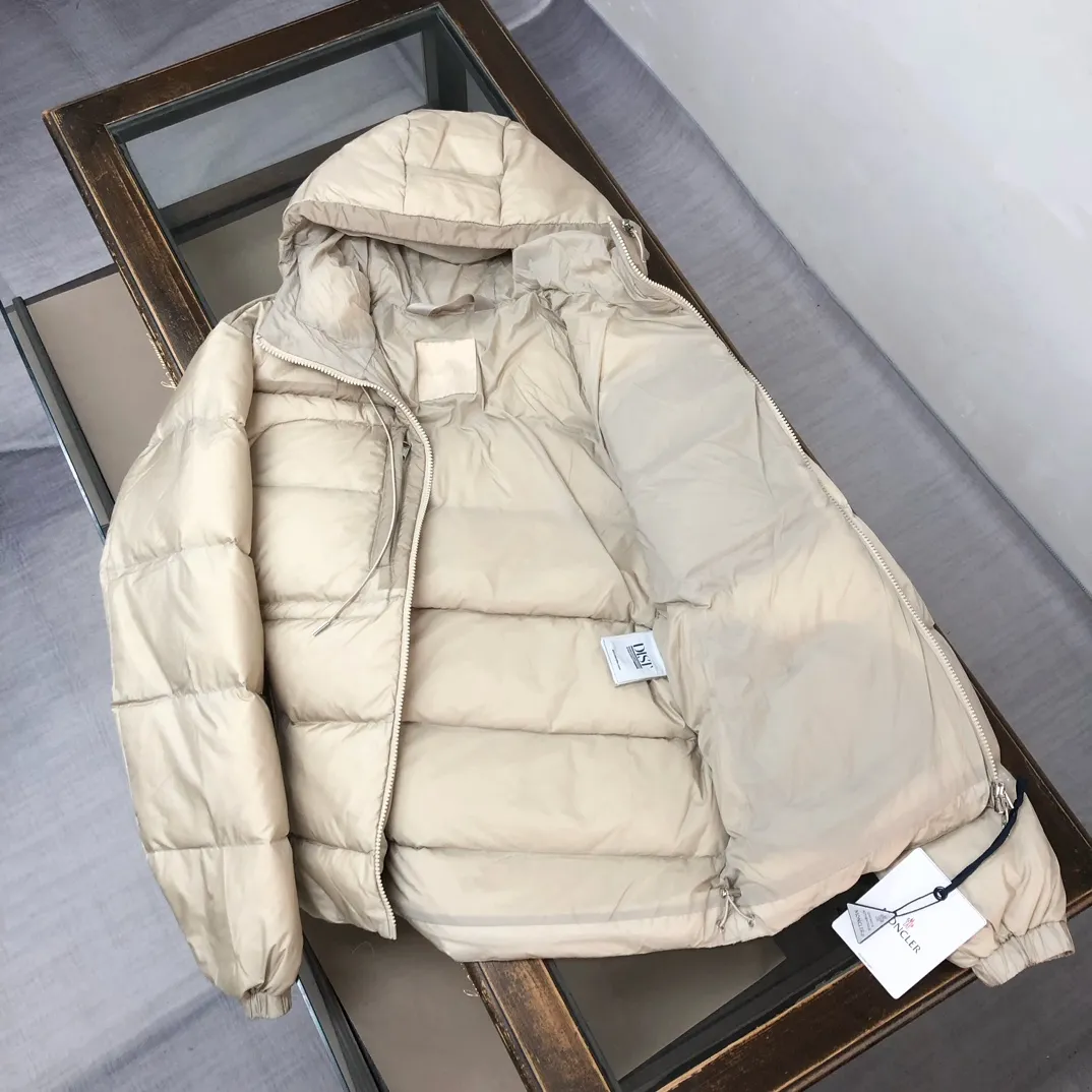 P940 🆕🆕🆕MONCLER 2025 winter latest model Wei Daxun's same style hooded down jacket ~ available simultaneously on the official website! This down jacket has a great sense of design and looks, and you can buy it directly with quality control. It’s a high-end product that you can’t go wrong with! Simple and elegant design~The overall design of the zippers on both sides of the chest makes this dress unique! It is made of imported high-tech fabrics and is filled with white duck down. The texture and shape of the fabric are exquisite. You can feel its powerful aura through the detailed pictures. It also has superior handsomeness and thermal performance, making it easy to wear in various occasions! With polythermal insulation, you don’t have to worry about a little chill! It highlights the style and is also very warm ~ Color: black, light khaki Size: 1-2-3-4-5 (M ~ 3XL)
