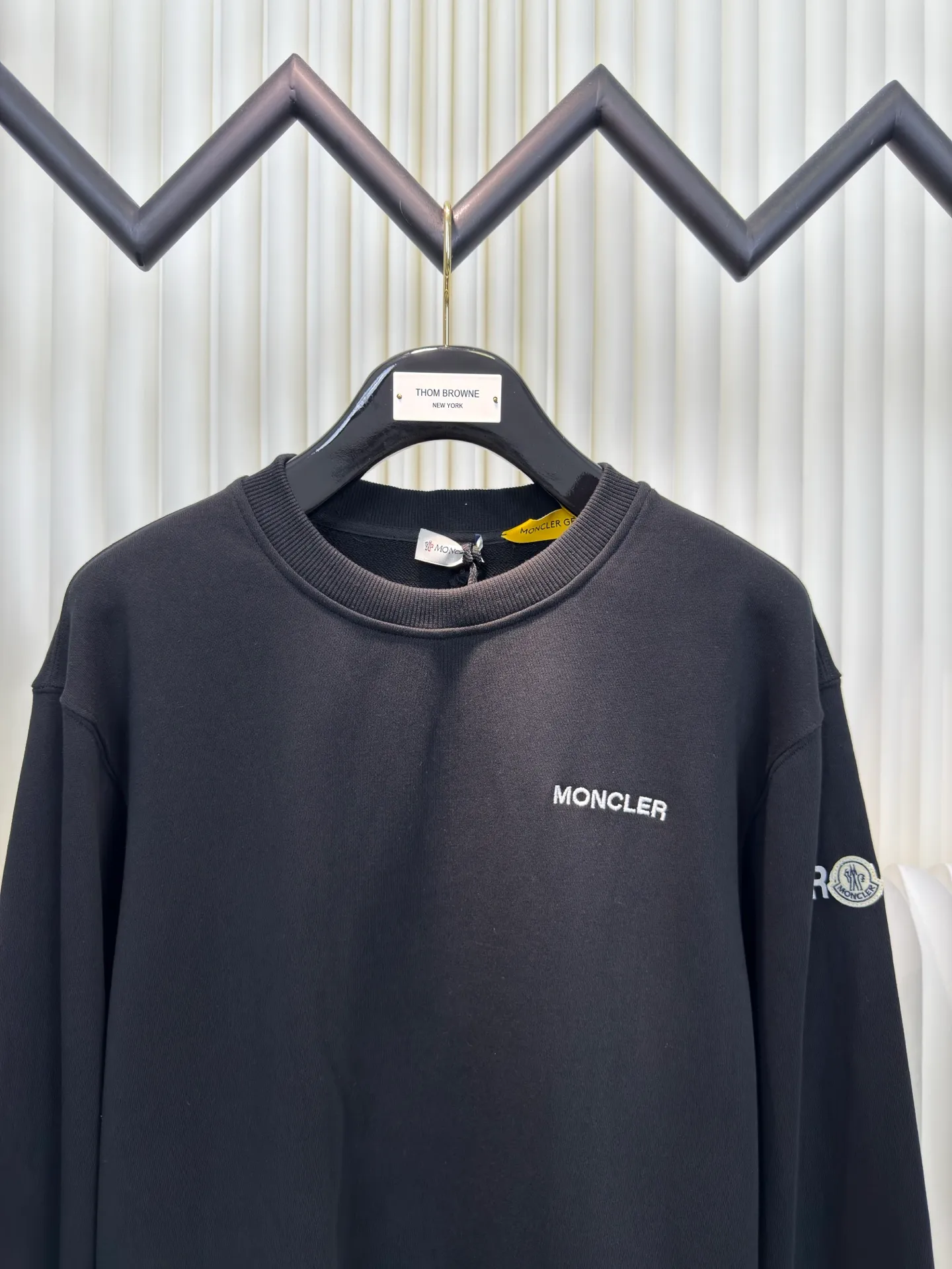 P410 MONCLER geometric print pullover sweatshirt. This sweatshirt is decorated with a geometric logo on the back, highlighting the streetwear style of designer Hiroshi Fujiwara. The round neck piece from the Moncler x FRGMT series is made of cotton fleece fabric and is suitable for daily wear. SizeS M L XL