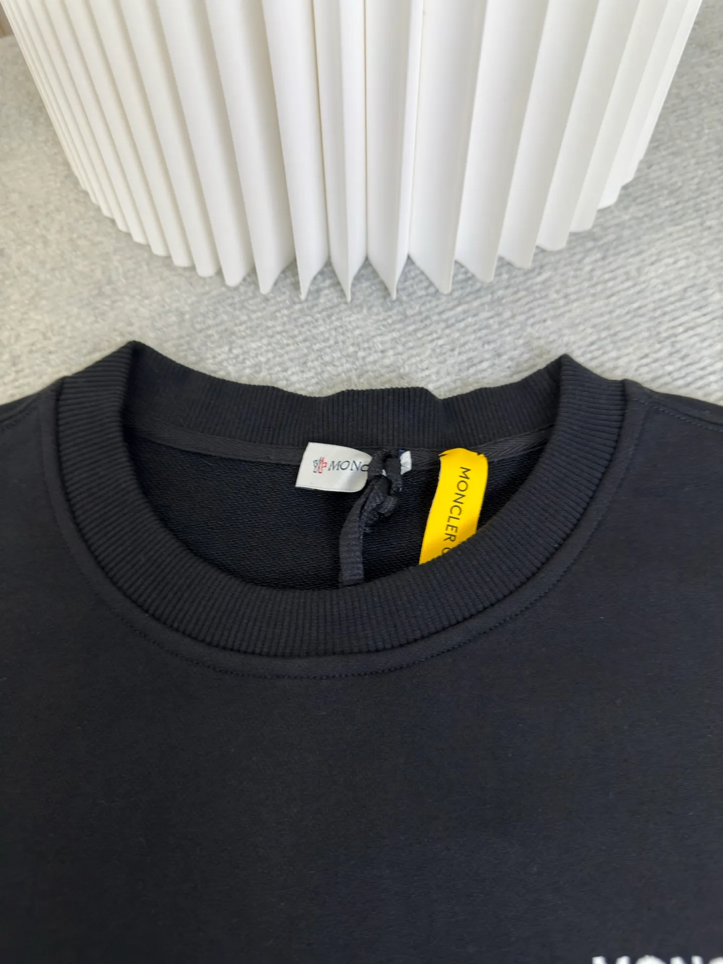P410 MONCLER geometric print pullover sweatshirt. This sweatshirt is decorated with a geometric logo on the back, highlighting the streetwear style of designer Hiroshi Fujiwara. The round neck piece from the Moncler x FRGMT series is made of cotton fleece fabric and is suitable for daily wear. SizeS M L XL
