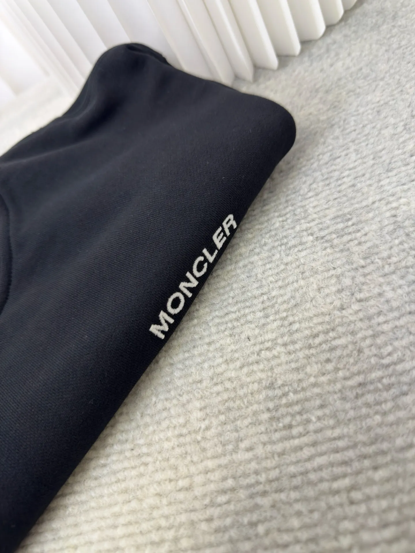 P410 MONCLER geometric print pullover sweatshirt. This sweatshirt is decorated with a geometric logo on the back, highlighting the streetwear style of designer Hiroshi Fujiwara. The round neck piece from the Moncler x FRGMT series is made of cotton fleece fabric and is suitable for daily wear. SizeS M L XL