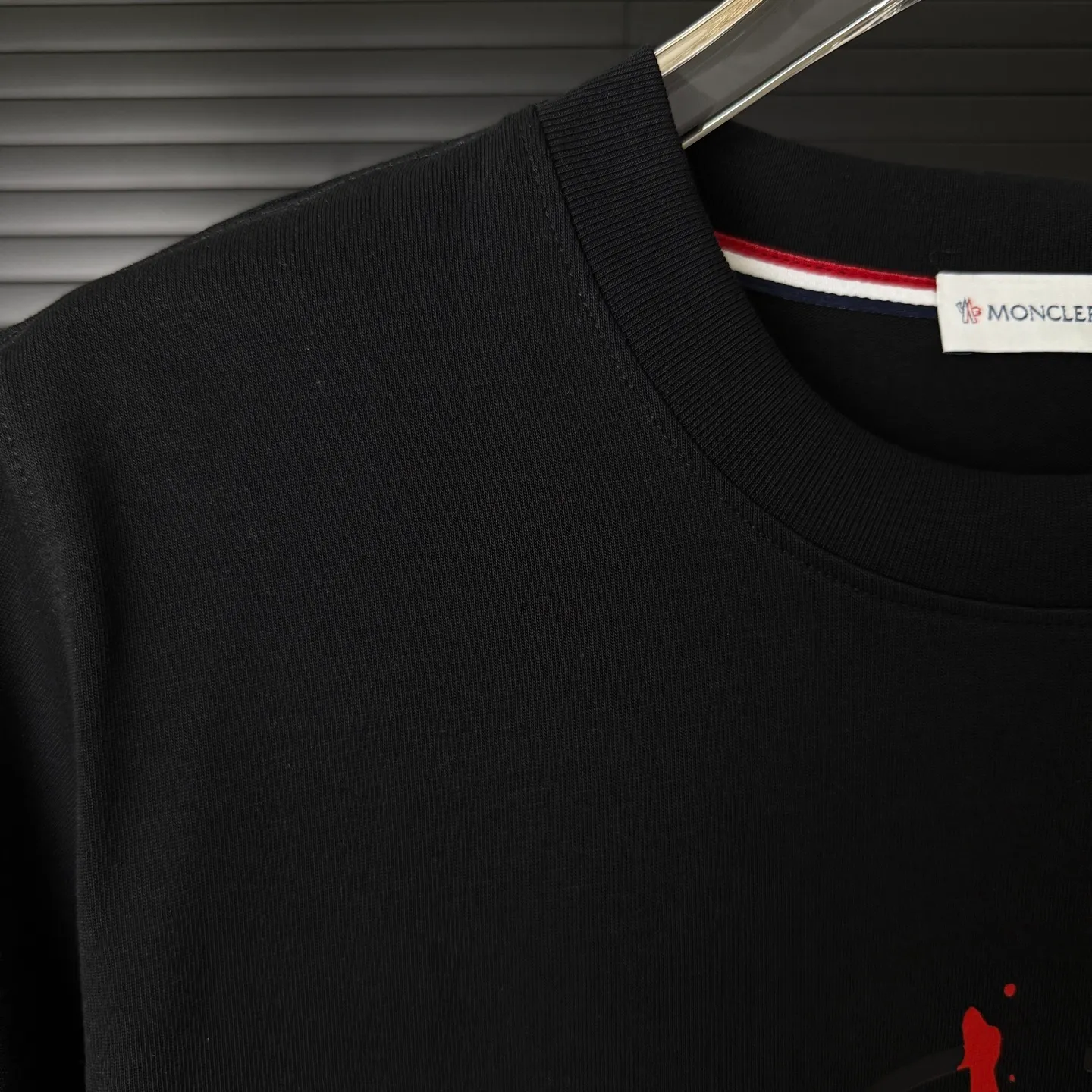 P170 A241 (Long-term replenishment, next day arrival) MONCLER/mask color block splash ink graffiti letter LOGO round neck short-sleeved T-shirt exclusive first launch high-definition The fabric is made of 300 grams of heavyweight pure cotton, customized with 32 counts of double thread, and washed twice for ready-to-wear. The fabric is comfortable and skin-friendly. It is custom-dyed fabric with high textile density and good drape. It is not easy to deform or shrink. The thick texture and compact spinning process will not affect the breathability of the fabric. The color saturation is very high. Imported Tajima embroidery technology has a good upper body effect. It is a versatile and good-looking short sleeve. The loose version covers the flesh and makes you slim. Size: S~XL Color: white black