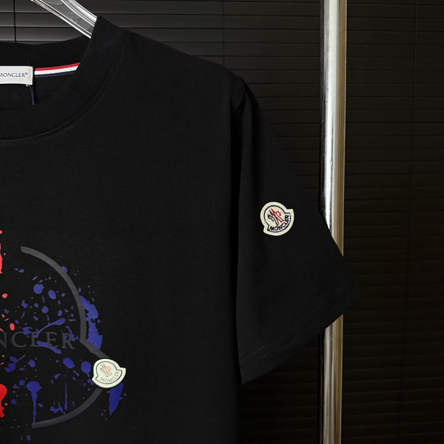 P170 A241 (Long-term replenishment, next day arrival) MONCLER/mask color block splash ink graffiti letter LOGO round neck short-sleeved T-shirt exclusive first launch high-definition The fabric is made of 300 grams of heavyweight pure cotton, customized with 32 counts of double thread, and washed twice for ready-to-wear. The fabric is comfortable and skin-friendly. It is custom-dyed fabric with high textile density and good drape. It is not easy to deform or shrink. The thick texture and compact spinning process will not affect the breathability of the fabric. The color saturation is very high. Imported Tajima embroidery technology has a good upper body effect. It is a versatile and good-looking short sleeve. The loose version covers the flesh and makes you slim. Size: S~XL Color: white black