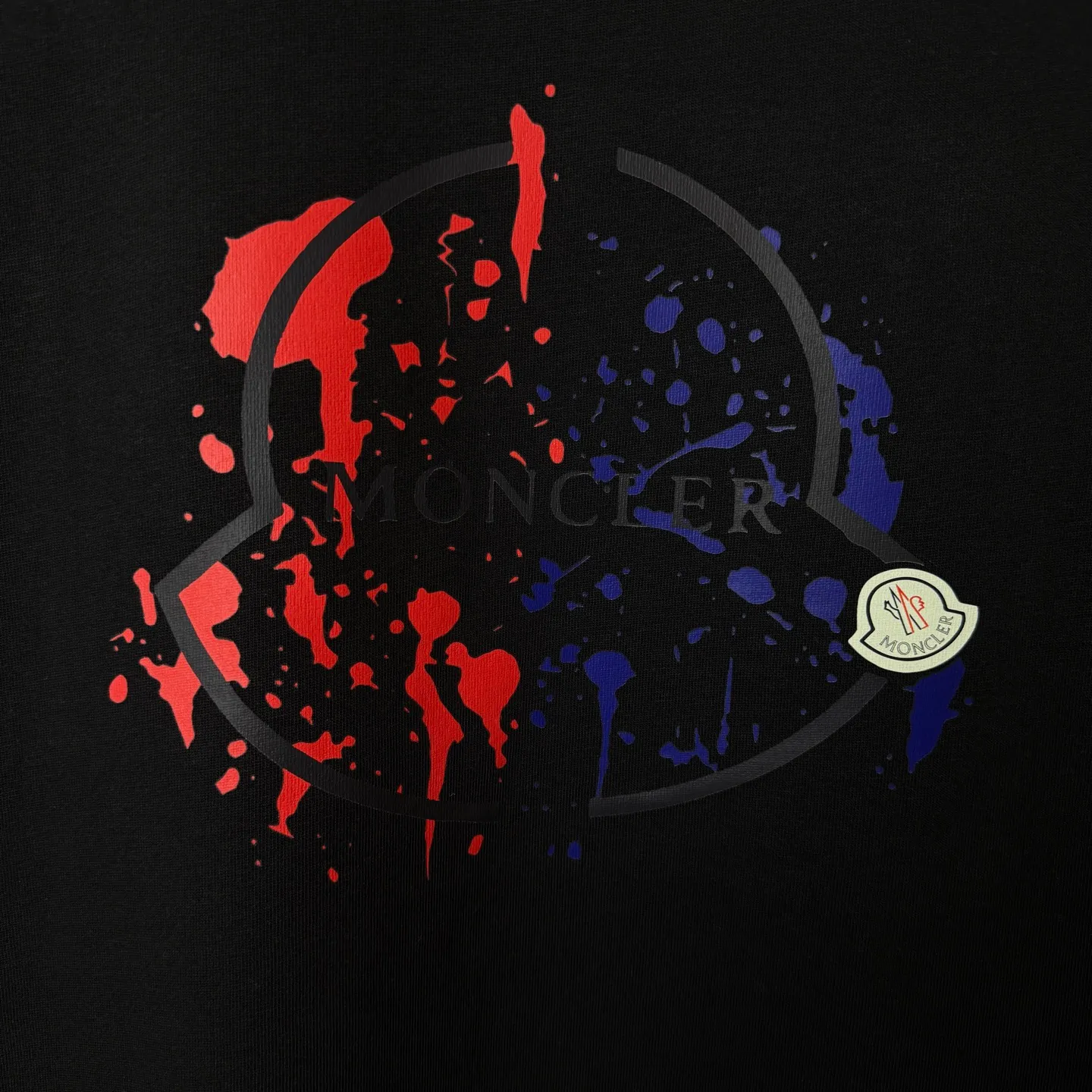 P170 A241 (Long-term replenishment, next day arrival) MONCLER/mask color block splash ink graffiti letter LOGO round neck short-sleeved T-shirt exclusive first launch high-definition The fabric is made of 300 grams of heavyweight pure cotton, customized with 32 counts of double thread, and washed twice for ready-to-wear. The fabric is comfortable and skin-friendly. It is custom-dyed fabric with high textile density and good drape. It is not easy to deform or shrink. The thick texture and compact spinning process will not affect the breathability of the fabric. The color saturation is very high. Imported Tajima embroidery technology has a good upper body effect. It is a versatile and good-looking short sleeve. The loose version covers the flesh and makes you slim. Size: S~XL Color: white black