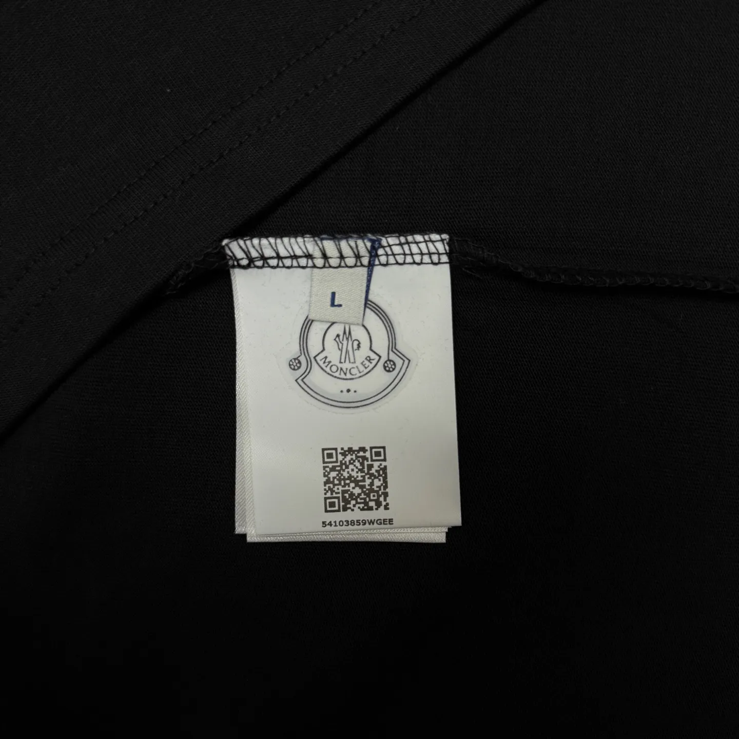 P170 A241 (Long-term replenishment, next day arrival) MONCLER/mask color block splash ink graffiti letter LOGO round neck short-sleeved T-shirt exclusive first launch high-definition The fabric is made of 300 grams of heavyweight pure cotton, customized with 32 counts of double thread, and washed twice for ready-to-wear. The fabric is comfortable and skin-friendly. It is custom-dyed fabric with high textile density and good drape. It is not easy to deform or shrink. The thick texture and compact spinning process will not affect the breathability of the fabric. The color saturation is very high. Imported Tajima embroidery technology has a good upper body effect. It is a versatile and good-looking short sleeve. The loose version covers the flesh and makes you slim. Size: S~XL Color: white black