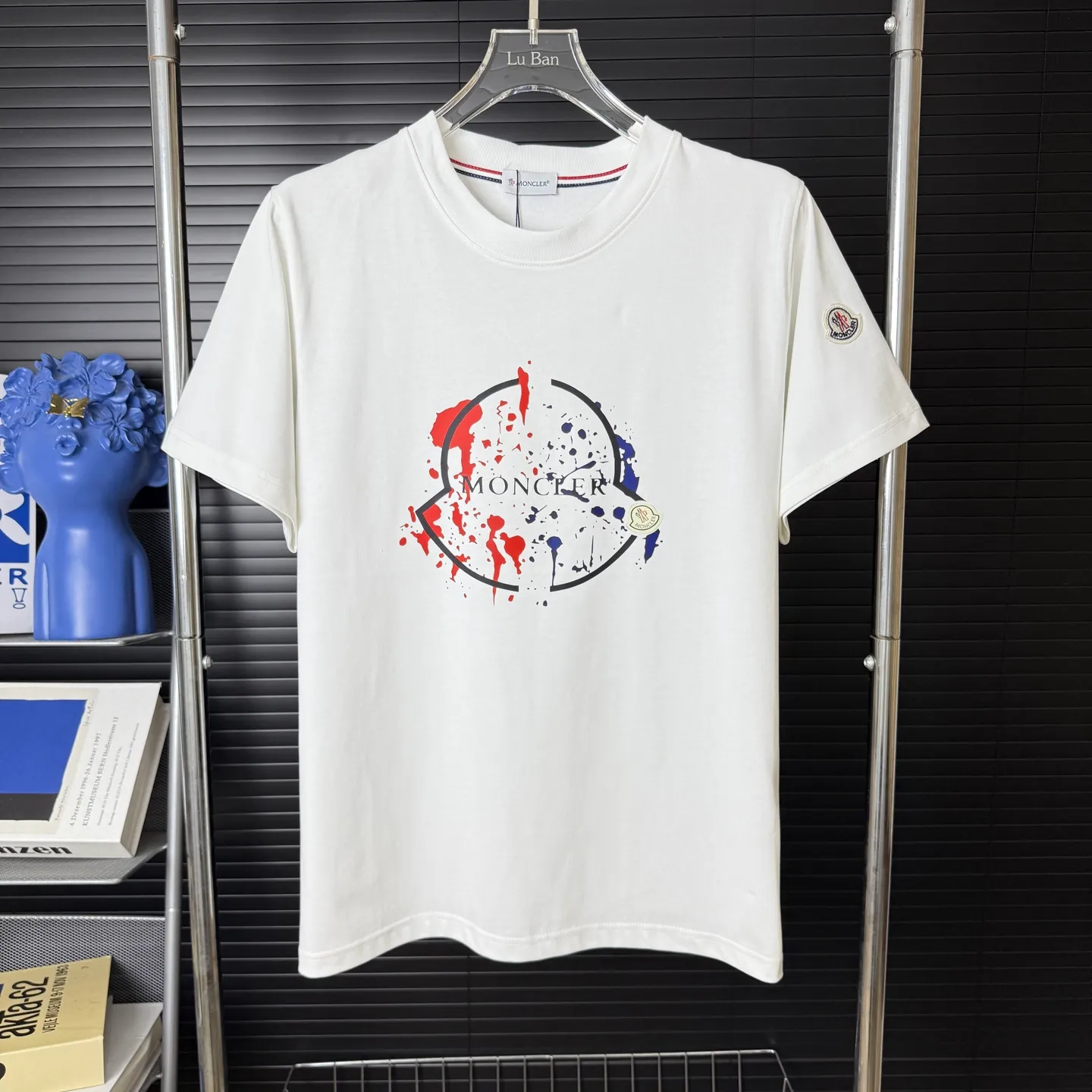P170 A240 (Long-term replenishment, next day arrival) MONCLER/mask color block splash ink graffiti letter LOGO round neck short-sleeved T-shirt exclusive first launch high-definition The fabric is made of 300 grams of heavyweight pure cotton, customized with 32 counts of double thread, and washed twice for ready-to-wear. The fabric is comfortable and skin-friendly. It is custom-dyed fabric with high textile density and good drape. It is not easy to deform or shrink. The thick texture and compact spinning process will not affect the breathability of the fabric. The color saturation is very high. Imported Tajima embroidery technology has a good upper body effect. It is a versatile and good-looking short sleeve. The loose version covers the flesh and makes you slim. Size: S~XL Color: white black
