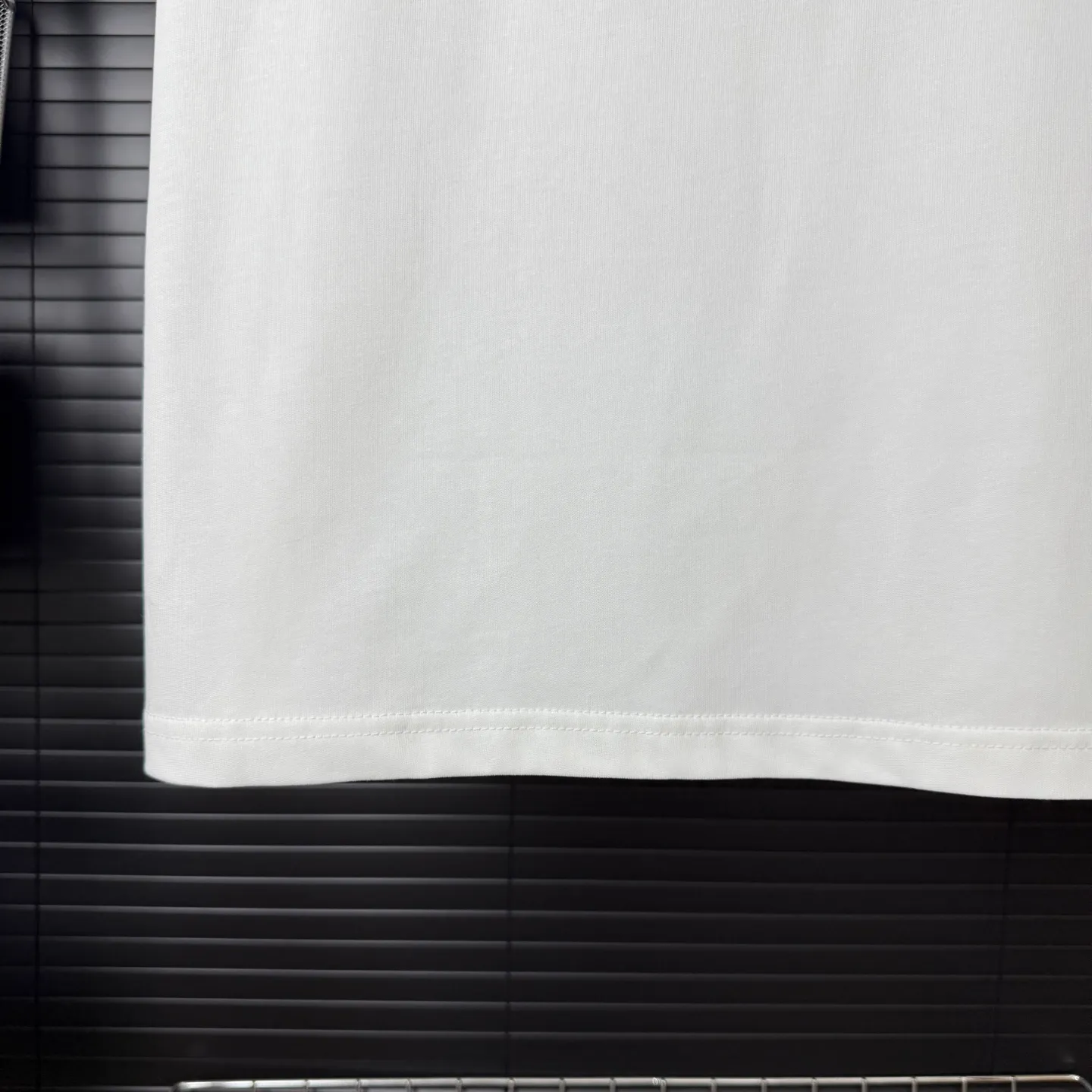 P170 A240 (Long-term replenishment, next day arrival) MONCLER/mask color block splash ink graffiti letter LOGO round neck short-sleeved T-shirt exclusive first launch high-definition The fabric is made of 300 grams of heavyweight pure cotton, customized with 32 counts of double thread, and washed twice for ready-to-wear. The fabric is comfortable and skin-friendly. It is custom-dyed fabric with high textile density and good drape. It is not easy to deform or shrink. The thick texture and compact spinning process will not affect the breathability of the fabric. The color saturation is very high. Imported Tajima embroidery technology has a good upper body effect. It is a versatile and good-looking short sleeve. The loose version covers the flesh and makes you slim. Size: S~XL Color: white black