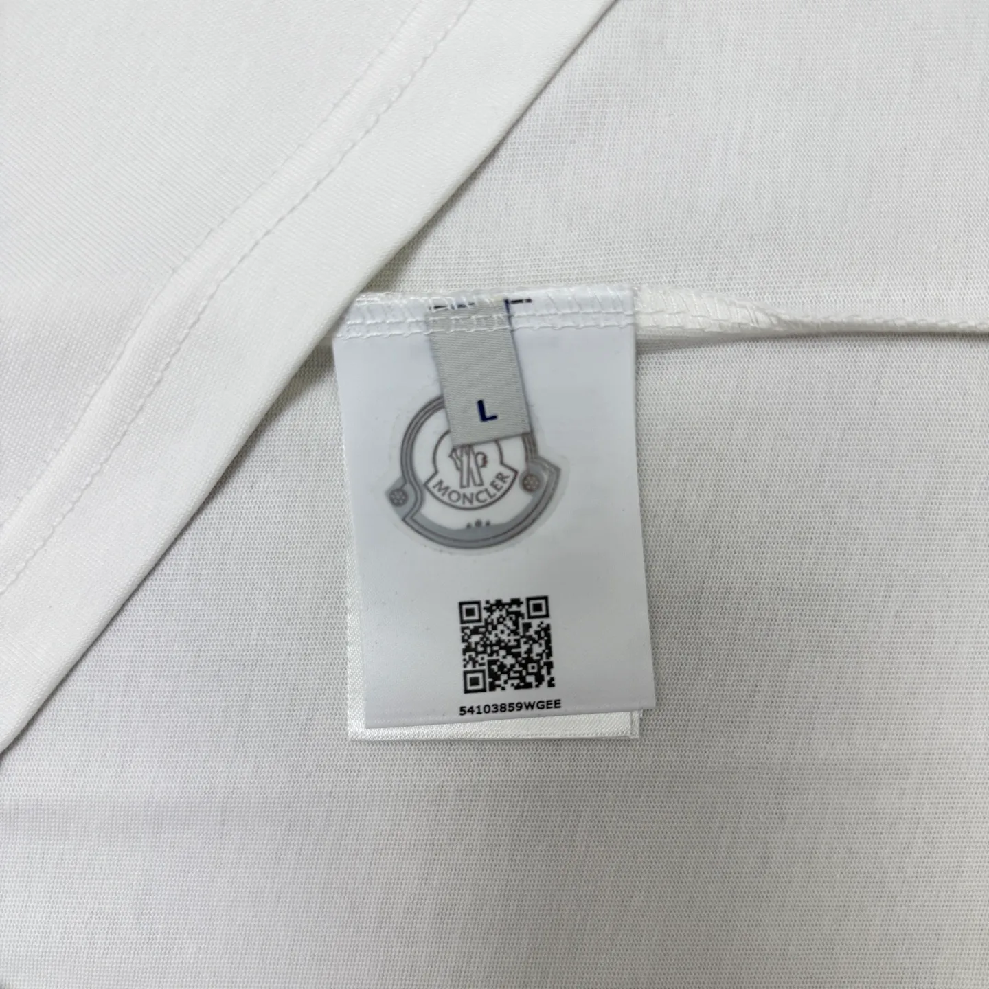 P170 A240 (Long-term replenishment, next day arrival) MONCLER/mask color block splash ink graffiti letter LOGO round neck short-sleeved T-shirt exclusive first launch high-definition The fabric is made of 300 grams of heavyweight pure cotton, customized with 32 counts of double thread, and washed twice for ready-to-wear. The fabric is comfortable and skin-friendly. It is custom-dyed fabric with high textile density and good drape. It is not easy to deform or shrink. The thick texture and compact spinning process will not affect the breathability of the fabric. The color saturation is very high. Imported Tajima embroidery technology has a good upper body effect. It is a versatile and good-looking short sleeve. The loose version covers the flesh and makes you slim. Size: S~XL Color: white black