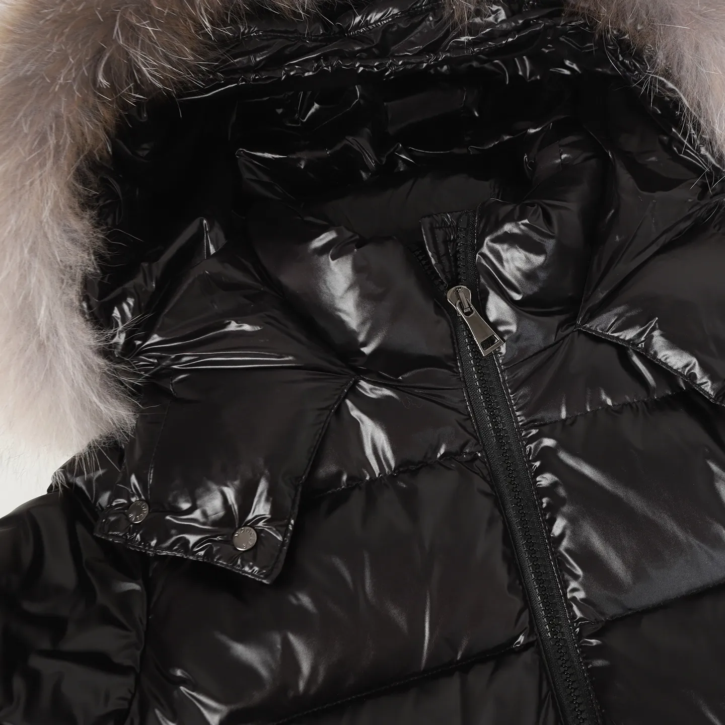 P1160 Moncler/Moncler Autumn and Winter Classic Fudson Extra Long Hooded Down Jacket Customized imported fox fur big fur collar! All details of the development of hardware accessories are fully handled! The elastic waist buckle cinches the waist and creates a perfect fit for the upper body. The effect is great! On snowy days ❄️A must-have for travel to keep warm and avoid bulking up! Versatile, fashionable and handsome! The original matte memory silk fabric has a crisp and stylish texture. The upper body is so beautiful that it has no friends. Size: 1/2/3/4