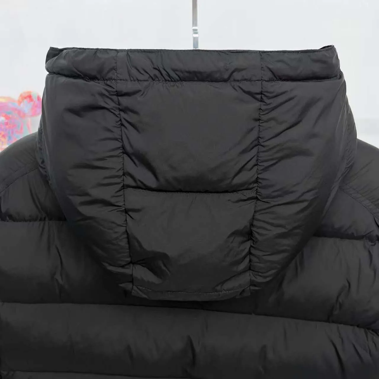 P840 top version] Large goods hanging photo Moncler masked down jacket in off-white (hat with red splicing design) and black styles, both have a detachable hood design. The red elements in details such as zippers and pockets add a sense of design to the overall shape. It is in line with the brand's style characteristics of focusing on both functionality and fashion. It is suitable for wearing in cold weather and has both warmth and trendy attributes. It has achieved a series of misunderstandings such as the original NFC inductive anti-counterfeiting chip, the national standard 95% pure white duck down, the exclusive use of top-grade down on the market, and never fake goose down. Perfect filling using direct velvet filling technology, the fluffy texture is very good. The lightness, warmth and cold protection ability are improved to the maximum. The original processing factory produces electroplated hardware, all customized by the original factory, and not all types of replicas on the market. Style number: 5607# Color: black. Off-white Code number: 1.2.3.4.5